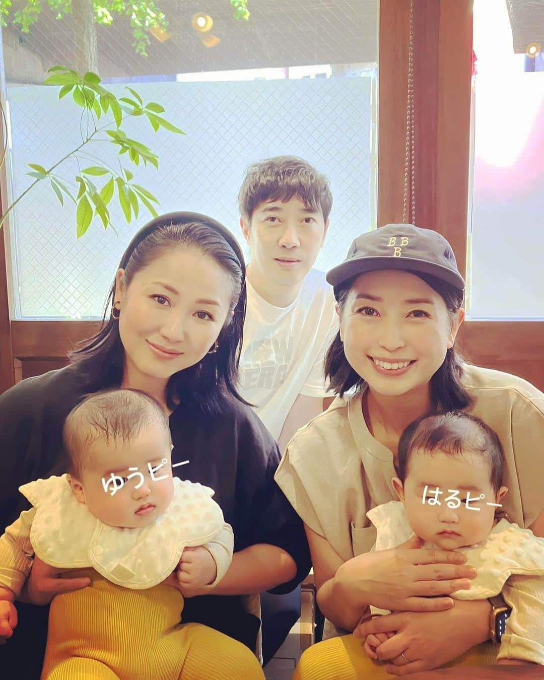 美甘子のインスタグラム：「かれこれ15年ほど歴ドル美甘子をマネージメントしてくださっているマネージャーの三宅さんと奥様の雅美さんとランチ会☺️  ゆうピーはるピーに会いにきてくれて、出産のお祝いをしてくださいました☺️  長年の不妊治療のことも知っていたので、出産のことをとても喜んでくださって、ゆうピーはるピーもたくさん抱っこしてもらえて、すごく嬉しかったです。  所属事務所が何度か変わったりもしたけれど、その時もずっと三宅さんが一緒に付いて私の面倒をみてくれて、芸能生活はすごく自由にのびのびとやりたいことをやれたので本当に感謝しています☺️  15年を経ても、出会った頃から三宅さんも雅美さんもずっと変わらずお仕事に子育てに、日々邁進されて素敵なので、私達もそんな夫婦を目指したいなと思いました☺️ いつもありがとうございます。 これからもよろしくお願いします〜☺️」