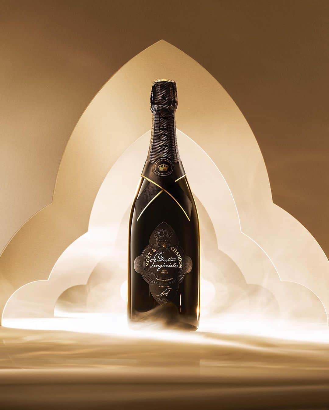 LVMHさんのインスタグラム写真 - (LVMHInstagram)「Seeking a convergence of art and the artistry of winemaking, @moetchandon extended an invitation to the visionary Daniel Arsham to translate the essence of cellar master Benoît Gouez's idea of Haute Oenologie - embodied in Collection Impériale Création No. 1 - into a masterpiece.  #LVMH #MoetChandon」10月12日 20時35分 - lvmh