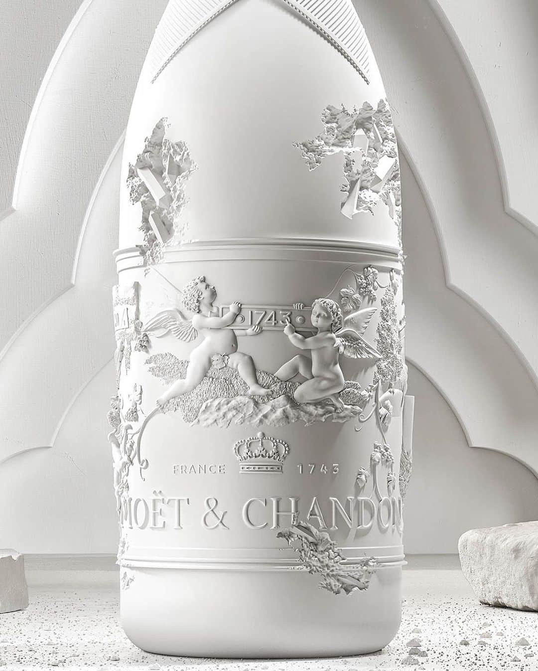 LVMHさんのインスタグラム写真 - (LVMHInstagram)「Seeking a convergence of art and the artistry of winemaking, @moetchandon extended an invitation to the visionary Daniel Arsham to translate the essence of cellar master Benoît Gouez's idea of Haute Oenologie - embodied in Collection Impériale Création No. 1 - into a masterpiece.  #LVMH #MoetChandon」10月12日 20時35分 - lvmh