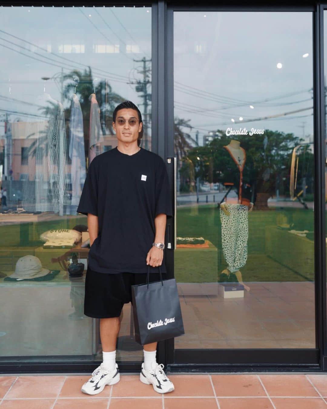 山中亮輔のインスタグラム：「行ってみたかったShop👕👖  @chocolatejesus.store  #chocolatejesus  #沖縄」