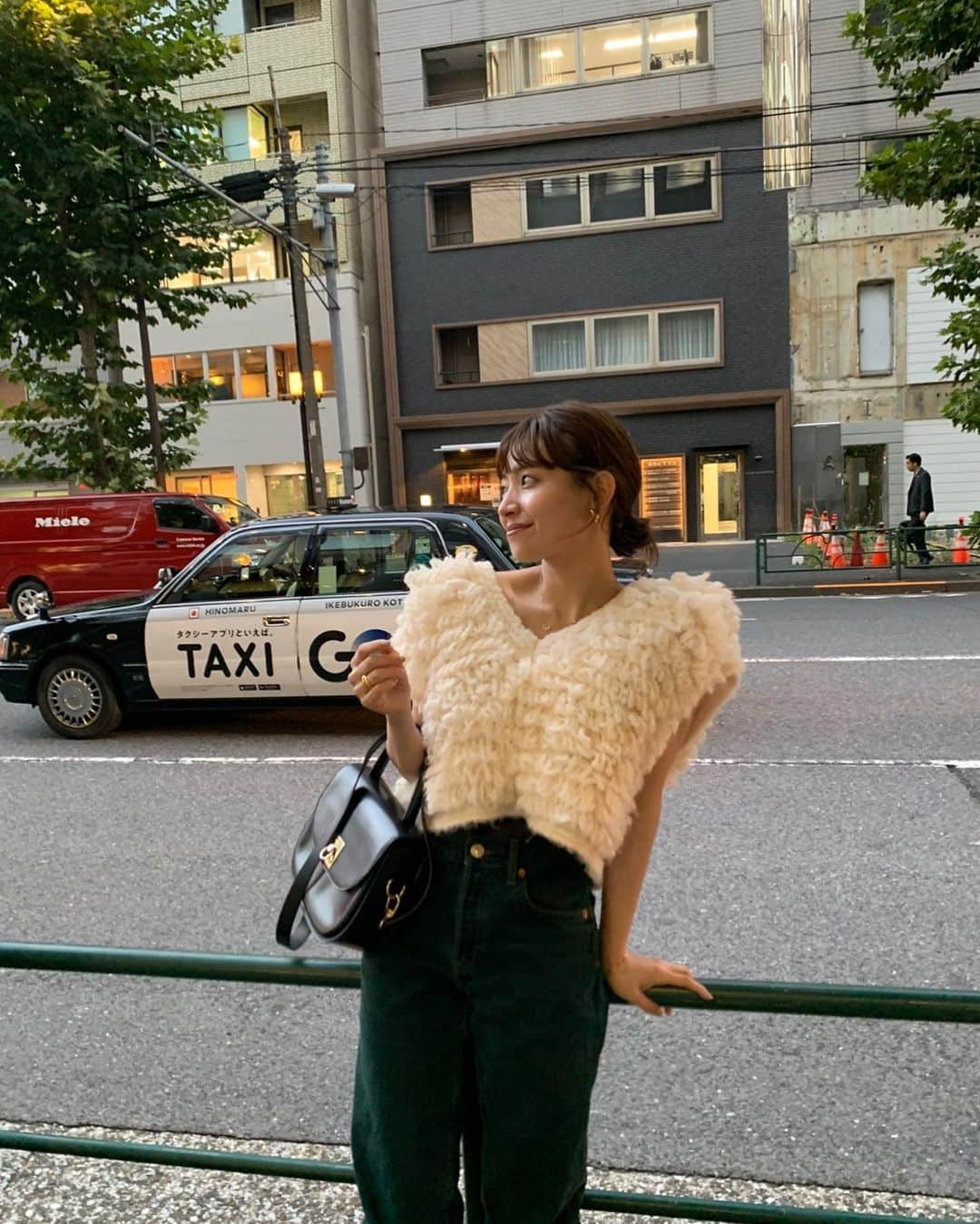 前坂美結さんのインスタグラム写真 - (前坂美結Instagram)「今日のコーデ💚　  . 秋晴れで、まさに今日みたいな日に絶対着たかった ニットベスト☁️♡ もっこもっこで気持ちよくて可愛い🤲　  . パンツとブーツは少し前に買ったやつ♡   tops @null._official_  pants @shopredone  boots @pellico_japan   . 今日本当に気持ちよかったな〜😮‍💨🍂　 展示会巡りの日でした！ ストーリーも沢山アップするから(おなじみの)見てね♡ .  #今日のコーデ　 #最後の写真可愛すぎるから見て 🐶」10月12日 20時45分 - miyumaesaka