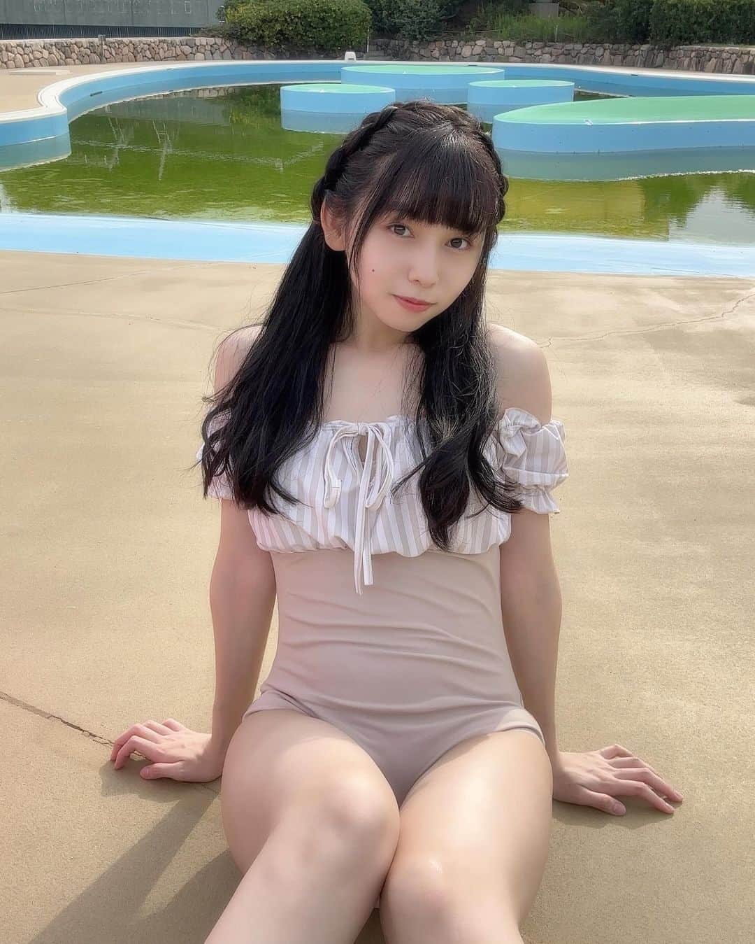 のインスタグラム：「足🐾 ⁡ ⁡ #instagood  #instpic #instlaike #model  #me #japanesegirl #japaneseidol #l4 #l4l #kawaii #kawaiigirl #黒髪 #黒髪ストレート #暗髪 #自撮り #自拍 #粉我 #拍攝  #좋아요환영 #自撮り女子 #インフルエンサー #selfie #followｍe #グラビア #グラビアモデル #グラビアアイドル #ビキニ #ビキニ女子 #水着 #水着女子」