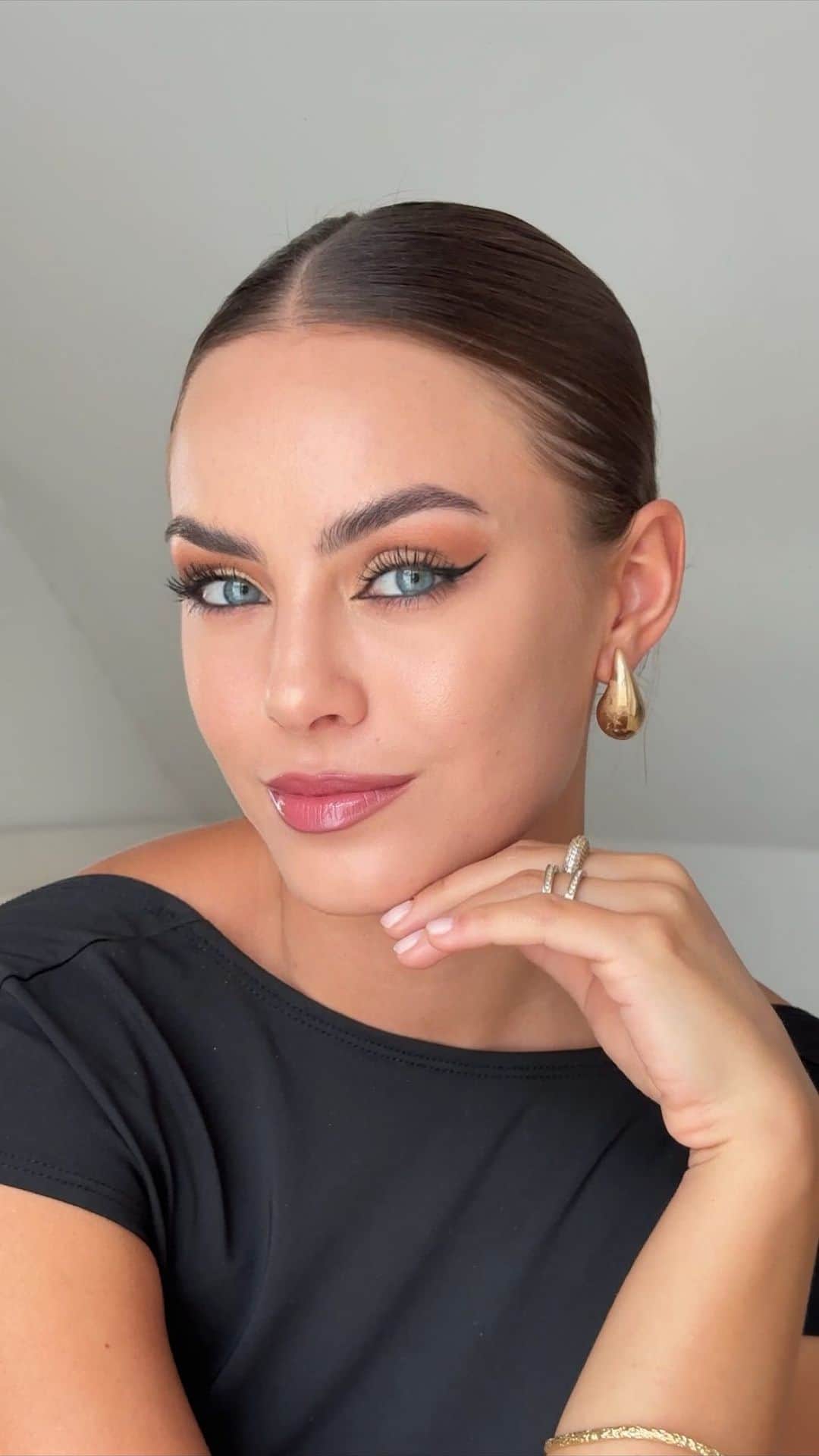 KIKO MILANOのインスタグラム：「Marvel the elegance of @lararunarsson as she creates a chic, #cleangirl look using #KIKOMilano goodies 💄 Transform your style with our quality makeup essentials ✨  Radiance Boost Serum Face Base - Insta Moisture Glow Foundation 2r - Radiance Boost Primer & Concealer Duo 03 - Universal Veil Translucent Finishing Powder - Glow Fusion Intense Powder Highlighter 01 - Sculpting Touch Creamy Stick Contour 200 - Micro Precision Eyebrow Pencil 06 - Eyebrow Designer Gel Mascara - New Glamour Multi Finish Eyeshadow Palette 01 - New Water Eyeshadow 03 - Ultimate Pen Eyeliner 01 - Intense Colour Long Lasting Eyeliner 16 - New Maxi Mod Mascara - New Creamy Colour Comfort Lip Liner 21 - New Lasting Matte Veil Liquid Lip Colour 06 - 3d Hydra Lip Gloss 43 - Face 03 Flat Foundation Brush - Face 07 Blending Powder Brush - Face 12 Powder Fan Brush - Eyes 56 Round Blending Brush  #KIKOTrendsetters #glowyskin #simplemakeup #eyelinerlook #lipcombo」