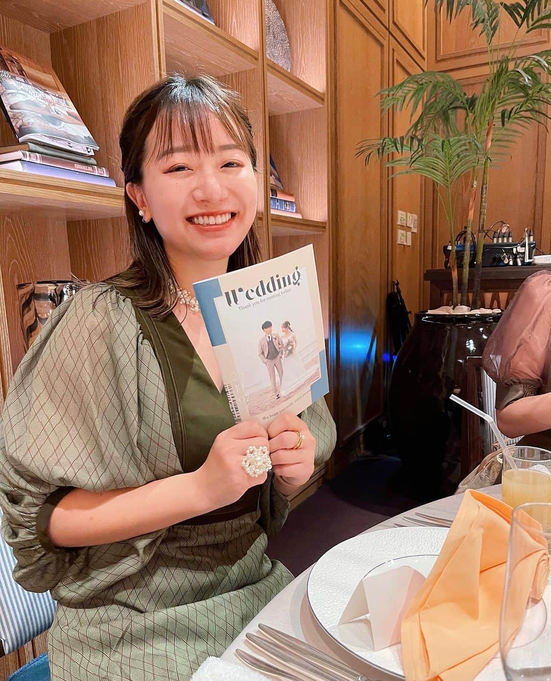 のインスタグラム：「あぁぁぁぁ本当に幸せ分けてもらえて私もとっても幸せだったなぁ。。。 大切な人の結婚式でした👰  私もいつかこんな素敵な結婚式したいなぁなんて思いましたとさ  結婚式で着たワンピースは @amerivintage のもの 私服用として買ったんだけどこんな素敵なワンピース日常で使うシーンなさすぎたので笑  お気に入りのワンピース着られて良かったぁ🥰」
