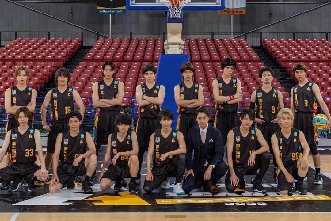 田村心さんのインスタグラム写真 - (田村心Instagram)「_ 「ACTORS☆LEAGUE in Basketball 2023」 ⁡ ご来場、ご視聴 ありがとうございました！！ ⁡ バスケ好きの俳優が集まり 東京体育館で本気のゲームをする アクターズリーグinバスケ。 ⁡ 来夢がプロデューサーとなり 昨年から始まりました。 ⁡ そんな第1回大会は 1点差で自分も所属する ドリームキャタピラーズが負けました。 ⁡ ⁡ ⁡ 悔しかったなぁ。 この一年ずっと悔しかった。 ⁡ ⁡ ⁡ 第一回から 皆が楽しめるように 何ヶ月も前から 試行錯誤する来夢を見ていたからこそ そんなプロデューサーの来夢を勝たせたかった。 ⁡ それは今年もそうでした。 会う度に ⁡ ⁡ こんな事考えていて〜 これとかどう思います？？ ⁡ ⁡ といつも話してくれました。 だから勝たせたい思いは日々強くなりました。 ⁡ ⁡ ⁡ 結果 一年越しにリベンジを果たせました。 ⁡ ⁡ ⁡ 嬉しかったなぁ ⁡ ⁡ 去年負けても涙出たけど 勝っても涙出た。 ⁡ ⁡ 最後整列した時 勝っても負けても互いを 讃え合えるのは 全員が全てのチームメイトに リスペクトを持っているからだと思います。  ⁡ ⁡ 去年も感じたけど あの瞬間、あの空気感が 自分は大好き。 ⁡ ⁡ 去年よりチームの仲も深まって ⁡ ⁡ アイツが同じコートにいるから頑張れる ⁡ ⁡ みたいな 瞬間がたくさんありました。 ⁡ ⁡ 自分の事を信じて パスをたくさん回してくれたり ⁡ ディフェンス信頼しています ⁡ ⁡ って言ってくれる チームメイトがいたから MVPという想像もしていなかった 賞までいただきました。 ⁡ ⁡ ⁡ みんなありがとう。 ドリームキャタピラーズ大好き。 ⁡ ⁡ ⁡ アクターズリーグinバスケ 大好き。最高だよ。 ⁡ ⁡ こんなにも 色んなドラマが生まれて 色んな人の感情が動く イベントをプロデュースしてくれた 来夢ありがとう。 ⁡ ⁡ ⁡ そして たくさん応援してくださった 皆様もありがとう。 ⁡ ⁡ ⁡ もし仮に次があるなら 勝敗1-1の次が本当の勝負。 ⁡ ⁡ ⁡ スパークシーズも 更なる強さを手にしてくると思うので ⁡ ドリームキャタピラーズも その日まで高みを目指そう。 ⁡ ⁡ ⁡ 本当にありがとうございました！！！」10月12日 20時40分 - shin_tamura_official