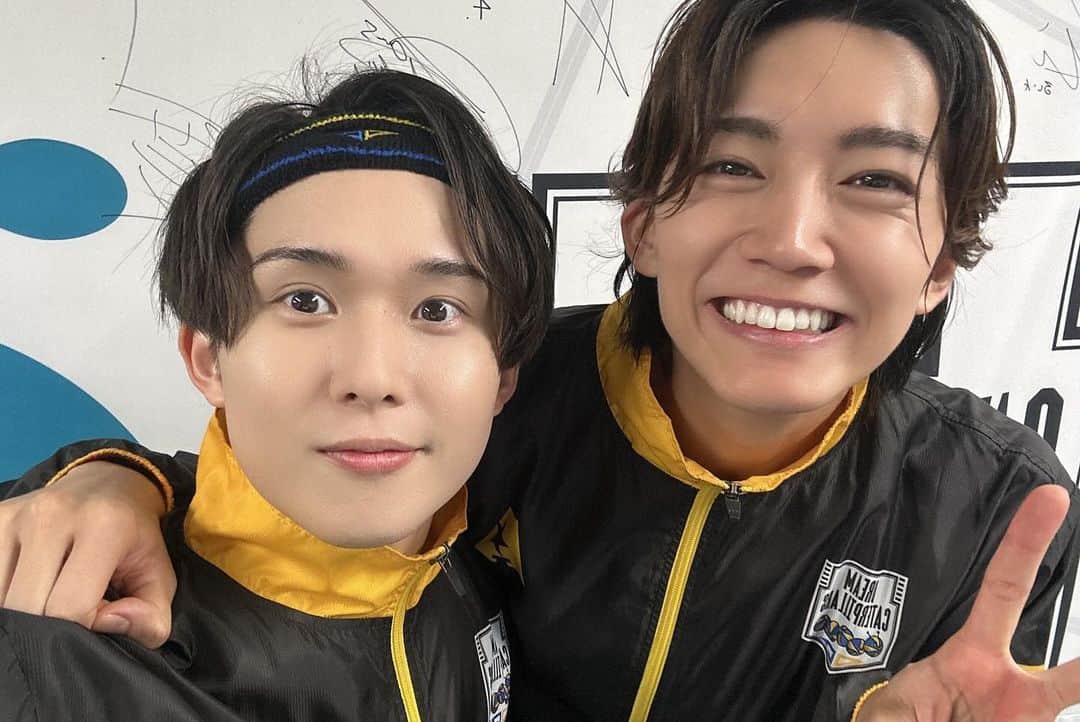 田村心さんのインスタグラム写真 - (田村心Instagram)「_ 「ACTORS☆LEAGUE in Basketball 2023」 ⁡ ご来場、ご視聴 ありがとうございました！！ ⁡ バスケ好きの俳優が集まり 東京体育館で本気のゲームをする アクターズリーグinバスケ。 ⁡ 来夢がプロデューサーとなり 昨年から始まりました。 ⁡ そんな第1回大会は 1点差で自分も所属する ドリームキャタピラーズが負けました。 ⁡ ⁡ ⁡ 悔しかったなぁ。 この一年ずっと悔しかった。 ⁡ ⁡ ⁡ 第一回から 皆が楽しめるように 何ヶ月も前から 試行錯誤する来夢を見ていたからこそ そんなプロデューサーの来夢を勝たせたかった。 ⁡ それは今年もそうでした。 会う度に ⁡ ⁡ こんな事考えていて〜 これとかどう思います？？ ⁡ ⁡ といつも話してくれました。 だから勝たせたい思いは日々強くなりました。 ⁡ ⁡ ⁡ 結果 一年越しにリベンジを果たせました。 ⁡ ⁡ ⁡ 嬉しかったなぁ ⁡ ⁡ 去年負けても涙出たけど 勝っても涙出た。 ⁡ ⁡ 最後整列した時 勝っても負けても互いを 讃え合えるのは 全員が全てのチームメイトに リスペクトを持っているからだと思います。  ⁡ ⁡ 去年も感じたけど あの瞬間、あの空気感が 自分は大好き。 ⁡ ⁡ 去年よりチームの仲も深まって ⁡ ⁡ アイツが同じコートにいるから頑張れる ⁡ ⁡ みたいな 瞬間がたくさんありました。 ⁡ ⁡ 自分の事を信じて パスをたくさん回してくれたり ⁡ ディフェンス信頼しています ⁡ ⁡ って言ってくれる チームメイトがいたから MVPという想像もしていなかった 賞までいただきました。 ⁡ ⁡ ⁡ みんなありがとう。 ドリームキャタピラーズ大好き。 ⁡ ⁡ ⁡ アクターズリーグinバスケ 大好き。最高だよ。 ⁡ ⁡ こんなにも 色んなドラマが生まれて 色んな人の感情が動く イベントをプロデュースしてくれた 来夢ありがとう。 ⁡ ⁡ ⁡ そして たくさん応援してくださった 皆様もありがとう。 ⁡ ⁡ ⁡ もし仮に次があるなら 勝敗1-1の次が本当の勝負。 ⁡ ⁡ ⁡ スパークシーズも 更なる強さを手にしてくると思うので ⁡ ドリームキャタピラーズも その日まで高みを目指そう。 ⁡ ⁡ ⁡ 本当にありがとうございました！！！」10月12日 20時40分 - shin_tamura_official