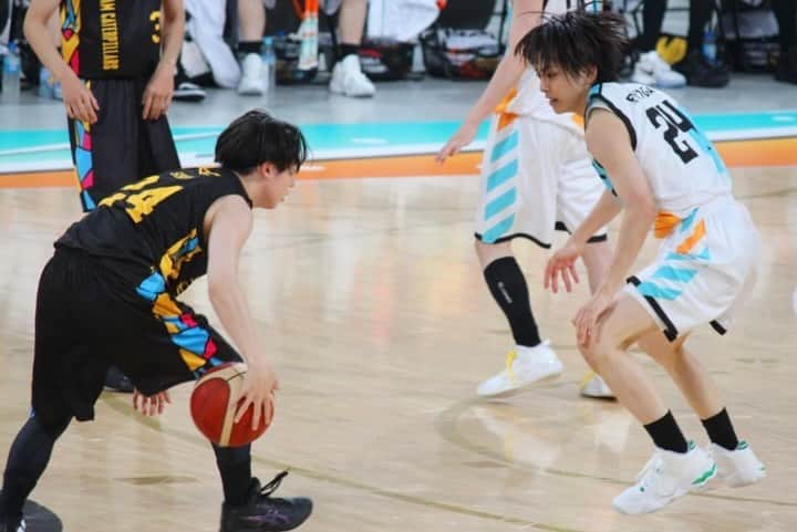 田村心さんのインスタグラム写真 - (田村心Instagram)「_ 「ACTORS☆LEAGUE in Basketball 2023」 ⁡ ご来場、ご視聴 ありがとうございました！！ ⁡ バスケ好きの俳優が集まり 東京体育館で本気のゲームをする アクターズリーグinバスケ。 ⁡ 来夢がプロデューサーとなり 昨年から始まりました。 ⁡ そんな第1回大会は 1点差で自分も所属する ドリームキャタピラーズが負けました。 ⁡ ⁡ ⁡ 悔しかったなぁ。 この一年ずっと悔しかった。 ⁡ ⁡ ⁡ 第一回から 皆が楽しめるように 何ヶ月も前から 試行錯誤する来夢を見ていたからこそ そんなプロデューサーの来夢を勝たせたかった。 ⁡ それは今年もそうでした。 会う度に ⁡ ⁡ こんな事考えていて〜 これとかどう思います？？ ⁡ ⁡ といつも話してくれました。 だから勝たせたい思いは日々強くなりました。 ⁡ ⁡ ⁡ 結果 一年越しにリベンジを果たせました。 ⁡ ⁡ ⁡ 嬉しかったなぁ ⁡ ⁡ 去年負けても涙出たけど 勝っても涙出た。 ⁡ ⁡ 最後整列した時 勝っても負けても互いを 讃え合えるのは 全員が全てのチームメイトに リスペクトを持っているからだと思います。  ⁡ ⁡ 去年も感じたけど あの瞬間、あの空気感が 自分は大好き。 ⁡ ⁡ 去年よりチームの仲も深まって ⁡ ⁡ アイツが同じコートにいるから頑張れる ⁡ ⁡ みたいな 瞬間がたくさんありました。 ⁡ ⁡ 自分の事を信じて パスをたくさん回してくれたり ⁡ ディフェンス信頼しています ⁡ ⁡ って言ってくれる チームメイトがいたから MVPという想像もしていなかった 賞までいただきました。 ⁡ ⁡ ⁡ みんなありがとう。 ドリームキャタピラーズ大好き。 ⁡ ⁡ ⁡ アクターズリーグinバスケ 大好き。最高だよ。 ⁡ ⁡ こんなにも 色んなドラマが生まれて 色んな人の感情が動く イベントをプロデュースしてくれた 来夢ありがとう。 ⁡ ⁡ ⁡ そして たくさん応援してくださった 皆様もありがとう。 ⁡ ⁡ ⁡ もし仮に次があるなら 勝敗1-1の次が本当の勝負。 ⁡ ⁡ ⁡ スパークシーズも 更なる強さを手にしてくると思うので ⁡ ドリームキャタピラーズも その日まで高みを目指そう。 ⁡ ⁡ ⁡ 本当にありがとうございました！！！」10月12日 20時40分 - shin_tamura_official