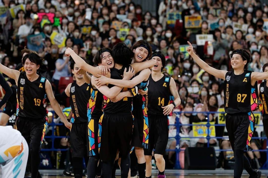 田村心さんのインスタグラム写真 - (田村心Instagram)「_ 「ACTORS☆LEAGUE in Basketball 2023」 ⁡ ご来場、ご視聴 ありがとうございました！！ ⁡ バスケ好きの俳優が集まり 東京体育館で本気のゲームをする アクターズリーグinバスケ。 ⁡ 来夢がプロデューサーとなり 昨年から始まりました。 ⁡ そんな第1回大会は 1点差で自分も所属する ドリームキャタピラーズが負けました。 ⁡ ⁡ ⁡ 悔しかったなぁ。 この一年ずっと悔しかった。 ⁡ ⁡ ⁡ 第一回から 皆が楽しめるように 何ヶ月も前から 試行錯誤する来夢を見ていたからこそ そんなプロデューサーの来夢を勝たせたかった。 ⁡ それは今年もそうでした。 会う度に ⁡ ⁡ こんな事考えていて〜 これとかどう思います？？ ⁡ ⁡ といつも話してくれました。 だから勝たせたい思いは日々強くなりました。 ⁡ ⁡ ⁡ 結果 一年越しにリベンジを果たせました。 ⁡ ⁡ ⁡ 嬉しかったなぁ ⁡ ⁡ 去年負けても涙出たけど 勝っても涙出た。 ⁡ ⁡ 最後整列した時 勝っても負けても互いを 讃え合えるのは 全員が全てのチームメイトに リスペクトを持っているからだと思います。  ⁡ ⁡ 去年も感じたけど あの瞬間、あの空気感が 自分は大好き。 ⁡ ⁡ 去年よりチームの仲も深まって ⁡ ⁡ アイツが同じコートにいるから頑張れる ⁡ ⁡ みたいな 瞬間がたくさんありました。 ⁡ ⁡ 自分の事を信じて パスをたくさん回してくれたり ⁡ ディフェンス信頼しています ⁡ ⁡ って言ってくれる チームメイトがいたから MVPという想像もしていなかった 賞までいただきました。 ⁡ ⁡ ⁡ みんなありがとう。 ドリームキャタピラーズ大好き。 ⁡ ⁡ ⁡ アクターズリーグinバスケ 大好き。最高だよ。 ⁡ ⁡ こんなにも 色んなドラマが生まれて 色んな人の感情が動く イベントをプロデュースしてくれた 来夢ありがとう。 ⁡ ⁡ ⁡ そして たくさん応援してくださった 皆様もありがとう。 ⁡ ⁡ ⁡ もし仮に次があるなら 勝敗1-1の次が本当の勝負。 ⁡ ⁡ ⁡ スパークシーズも 更なる強さを手にしてくると思うので ⁡ ドリームキャタピラーズも その日まで高みを目指そう。 ⁡ ⁡ ⁡ 本当にありがとうございました！！！」10月12日 20時40分 - shin_tamura_official