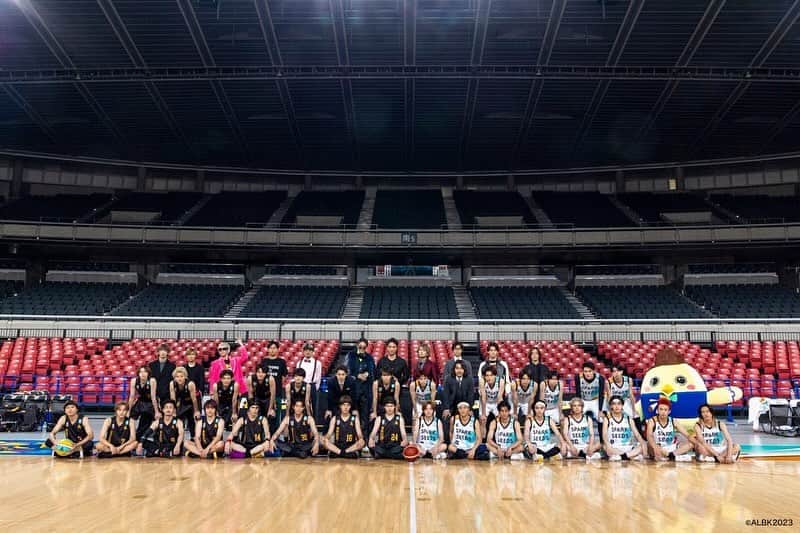 田村心さんのインスタグラム写真 - (田村心Instagram)「_ 「ACTORS☆LEAGUE in Basketball 2023」 ⁡ ご来場、ご視聴 ありがとうございました！！ ⁡ バスケ好きの俳優が集まり 東京体育館で本気のゲームをする アクターズリーグinバスケ。 ⁡ 来夢がプロデューサーとなり 昨年から始まりました。 ⁡ そんな第1回大会は 1点差で自分も所属する ドリームキャタピラーズが負けました。 ⁡ ⁡ ⁡ 悔しかったなぁ。 この一年ずっと悔しかった。 ⁡ ⁡ ⁡ 第一回から 皆が楽しめるように 何ヶ月も前から 試行錯誤する来夢を見ていたからこそ そんなプロデューサーの来夢を勝たせたかった。 ⁡ それは今年もそうでした。 会う度に ⁡ ⁡ こんな事考えていて〜 これとかどう思います？？ ⁡ ⁡ といつも話してくれました。 だから勝たせたい思いは日々強くなりました。 ⁡ ⁡ ⁡ 結果 一年越しにリベンジを果たせました。 ⁡ ⁡ ⁡ 嬉しかったなぁ ⁡ ⁡ 去年負けても涙出たけど 勝っても涙出た。 ⁡ ⁡ 最後整列した時 勝っても負けても互いを 讃え合えるのは 全員が全てのチームメイトに リスペクトを持っているからだと思います。  ⁡ ⁡ 去年も感じたけど あの瞬間、あの空気感が 自分は大好き。 ⁡ ⁡ 去年よりチームの仲も深まって ⁡ ⁡ アイツが同じコートにいるから頑張れる ⁡ ⁡ みたいな 瞬間がたくさんありました。 ⁡ ⁡ 自分の事を信じて パスをたくさん回してくれたり ⁡ ディフェンス信頼しています ⁡ ⁡ って言ってくれる チームメイトがいたから MVPという想像もしていなかった 賞までいただきました。 ⁡ ⁡ ⁡ みんなありがとう。 ドリームキャタピラーズ大好き。 ⁡ ⁡ ⁡ アクターズリーグinバスケ 大好き。最高だよ。 ⁡ ⁡ こんなにも 色んなドラマが生まれて 色んな人の感情が動く イベントをプロデュースしてくれた 来夢ありがとう。 ⁡ ⁡ ⁡ そして たくさん応援してくださった 皆様もありがとう。 ⁡ ⁡ ⁡ もし仮に次があるなら 勝敗1-1の次が本当の勝負。 ⁡ ⁡ ⁡ スパークシーズも 更なる強さを手にしてくると思うので ⁡ ドリームキャタピラーズも その日まで高みを目指そう。 ⁡ ⁡ ⁡ 本当にありがとうございました！！！」10月12日 20時40分 - shin_tamura_official