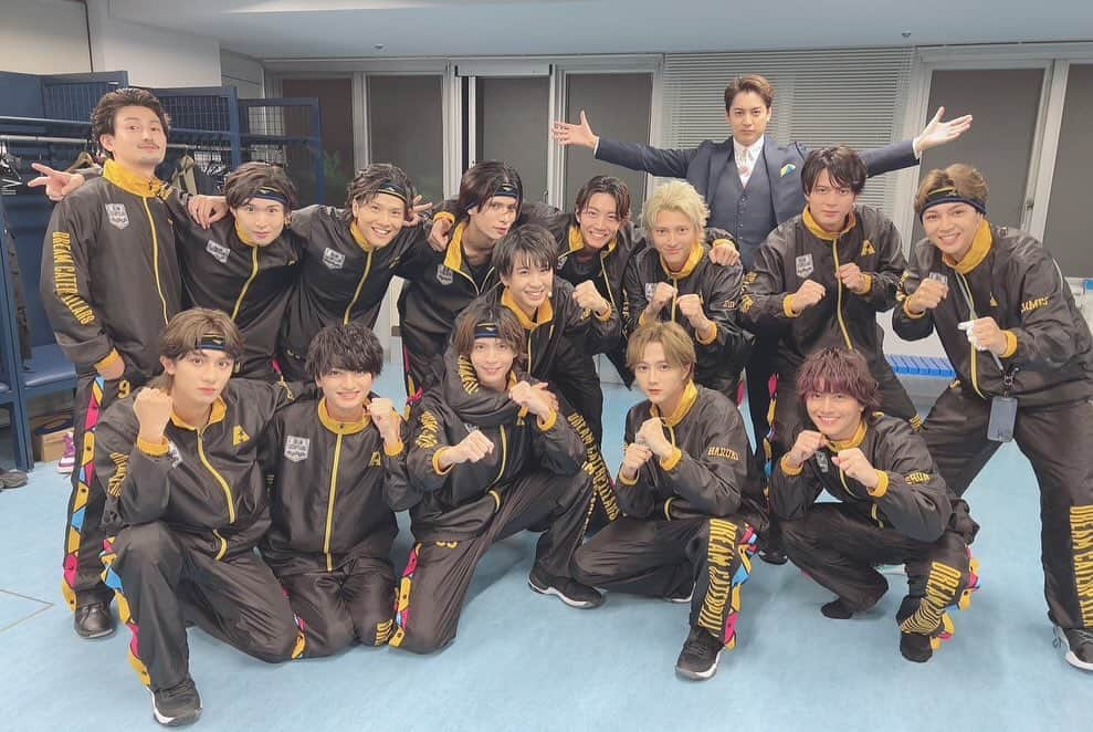 田村心さんのインスタグラム写真 - (田村心Instagram)「_ 「ACTORS☆LEAGUE in Basketball 2023」 ⁡ ご来場、ご視聴 ありがとうございました！！ ⁡ バスケ好きの俳優が集まり 東京体育館で本気のゲームをする アクターズリーグinバスケ。 ⁡ 来夢がプロデューサーとなり 昨年から始まりました。 ⁡ そんな第1回大会は 1点差で自分も所属する ドリームキャタピラーズが負けました。 ⁡ ⁡ ⁡ 悔しかったなぁ。 この一年ずっと悔しかった。 ⁡ ⁡ ⁡ 第一回から 皆が楽しめるように 何ヶ月も前から 試行錯誤する来夢を見ていたからこそ そんなプロデューサーの来夢を勝たせたかった。 ⁡ それは今年もそうでした。 会う度に ⁡ ⁡ こんな事考えていて〜 これとかどう思います？？ ⁡ ⁡ といつも話してくれました。 だから勝たせたい思いは日々強くなりました。 ⁡ ⁡ ⁡ 結果 一年越しにリベンジを果たせました。 ⁡ ⁡ ⁡ 嬉しかったなぁ ⁡ ⁡ 去年負けても涙出たけど 勝っても涙出た。 ⁡ ⁡ 最後整列した時 勝っても負けても互いを 讃え合えるのは 全員が全てのチームメイトに リスペクトを持っているからだと思います。  ⁡ ⁡ 去年も感じたけど あの瞬間、あの空気感が 自分は大好き。 ⁡ ⁡ 去年よりチームの仲も深まって ⁡ ⁡ アイツが同じコートにいるから頑張れる ⁡ ⁡ みたいな 瞬間がたくさんありました。 ⁡ ⁡ 自分の事を信じて パスをたくさん回してくれたり ⁡ ディフェンス信頼しています ⁡ ⁡ って言ってくれる チームメイトがいたから MVPという想像もしていなかった 賞までいただきました。 ⁡ ⁡ ⁡ みんなありがとう。 ドリームキャタピラーズ大好き。 ⁡ ⁡ ⁡ アクターズリーグinバスケ 大好き。最高だよ。 ⁡ ⁡ こんなにも 色んなドラマが生まれて 色んな人の感情が動く イベントをプロデュースしてくれた 来夢ありがとう。 ⁡ ⁡ ⁡ そして たくさん応援してくださった 皆様もありがとう。 ⁡ ⁡ ⁡ もし仮に次があるなら 勝敗1-1の次が本当の勝負。 ⁡ ⁡ ⁡ スパークシーズも 更なる強さを手にしてくると思うので ⁡ ドリームキャタピラーズも その日まで高みを目指そう。 ⁡ ⁡ ⁡ 本当にありがとうございました！！！」10月12日 20時40分 - shin_tamura_official