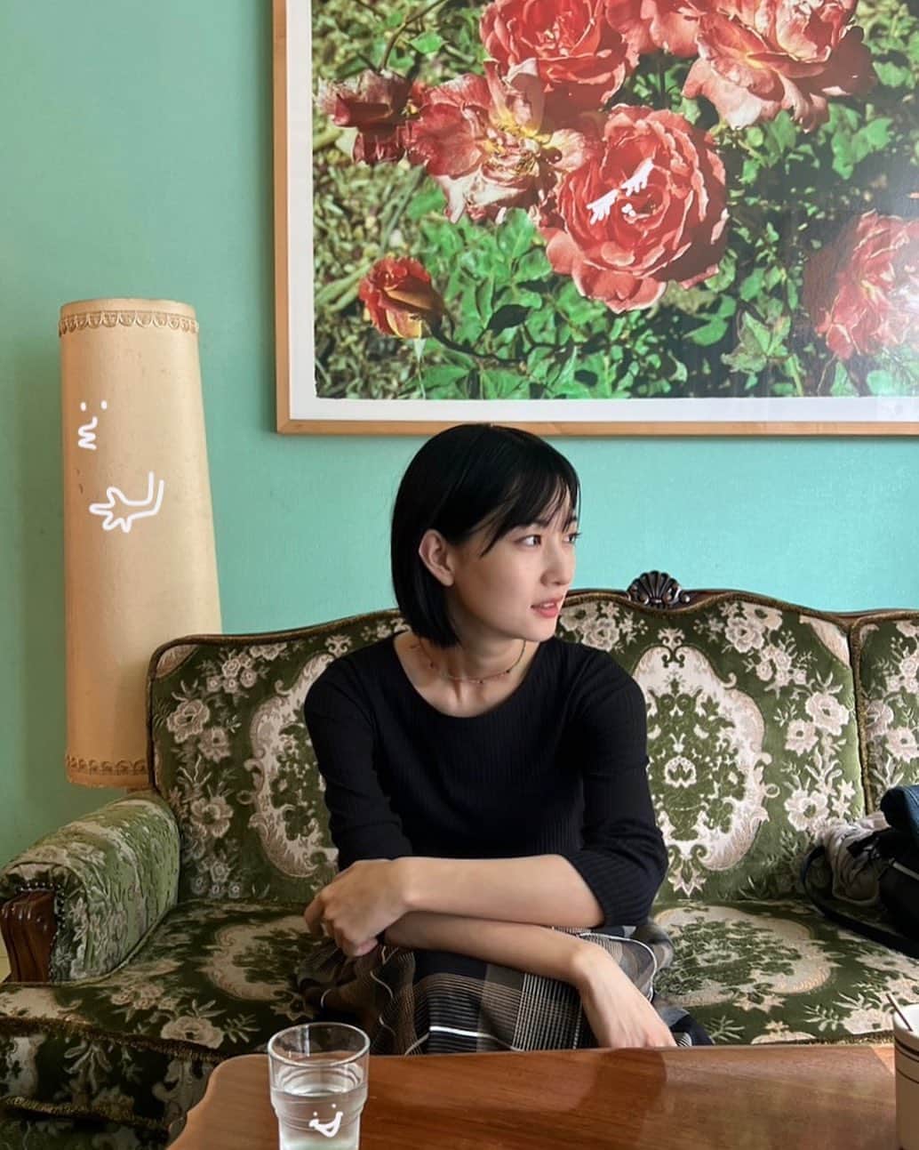 中嶋春陽のインスタグラム：「毎年毎年、衣替えっていつしてたっけ…？ってなります。  #薔薇に顔　 #ランプに手　 #お冷に顔」