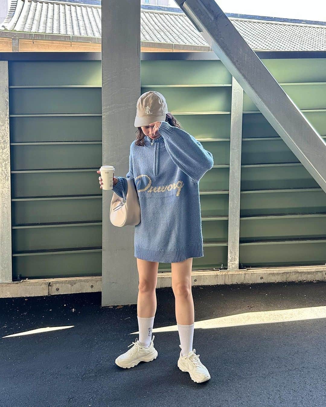 katomari. カトマリさんのインスタグラム写真 - (katomari. カトマリInstagram)「今年の大本命ニット🧶 ついに解禁〜👏🏻👏🏻👏🏻  これは一目見た時から買うと決めていた、、🥹  シルエット・サイズ感・着心地すべて💮 スニーカー×ソックス合わせがとても気分でした👟  10/15(日) 0:00〜 ZOZOで先行予約開始です♡  #Kastane #Kastane_knit #Kastane_2023aw  #秋コーデ #秋服コーデ #トレンドコーデ  #ミディアムボブ #ミディアムヘア #ミディアムヘアアレンジ  #高身長コーデ #高身長女子 #骨格ナチュラル  #カスタネ #ニットコーデ #ハイネックニット  #ハーフジップ #キャップコーデ #ハーフジップコーデ #ソックスコーデ  #ナイキスニーカー #ナイキ女子 #ナイキコーデ  #白スニーカー #キャップ女子 #niketc7900」10月12日 20時43分 - mari19k