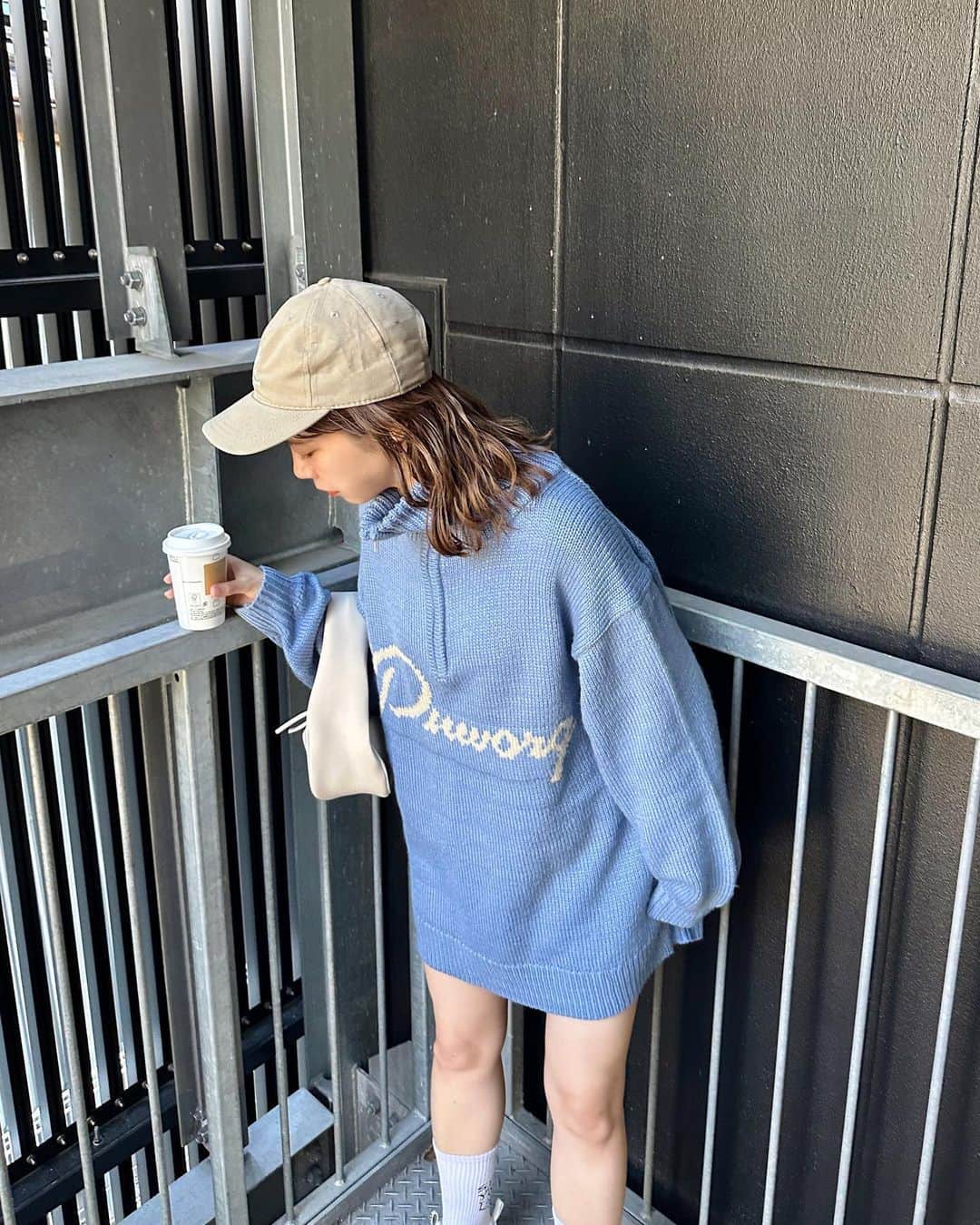 katomari. カトマリさんのインスタグラム写真 - (katomari. カトマリInstagram)「今年の大本命ニット🧶 ついに解禁〜👏🏻👏🏻👏🏻  これは一目見た時から買うと決めていた、、🥹  シルエット・サイズ感・着心地すべて💮 スニーカー×ソックス合わせがとても気分でした👟  10/15(日) 0:00〜 ZOZOで先行予約開始です♡  #Kastane #Kastane_knit #Kastane_2023aw  #秋コーデ #秋服コーデ #トレンドコーデ  #ミディアムボブ #ミディアムヘア #ミディアムヘアアレンジ  #高身長コーデ #高身長女子 #骨格ナチュラル  #カスタネ #ニットコーデ #ハイネックニット  #ハーフジップ #キャップコーデ #ハーフジップコーデ #ソックスコーデ  #ナイキスニーカー #ナイキ女子 #ナイキコーデ  #白スニーカー #キャップ女子 #niketc7900」10月12日 20時43分 - mari19k