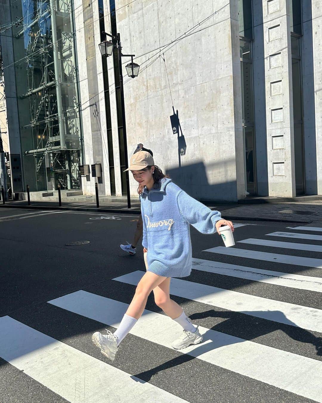 katomari. カトマリさんのインスタグラム写真 - (katomari. カトマリInstagram)「今年の大本命ニット🧶 ついに解禁〜👏🏻👏🏻👏🏻  これは一目見た時から買うと決めていた、、🥹  シルエット・サイズ感・着心地すべて💮 スニーカー×ソックス合わせがとても気分でした👟  10/15(日) 0:00〜 ZOZOで先行予約開始です♡  #Kastane #Kastane_knit #Kastane_2023aw  #秋コーデ #秋服コーデ #トレンドコーデ  #ミディアムボブ #ミディアムヘア #ミディアムヘアアレンジ  #高身長コーデ #高身長女子 #骨格ナチュラル  #カスタネ #ニットコーデ #ハイネックニット  #ハーフジップ #キャップコーデ #ハーフジップコーデ #ソックスコーデ  #ナイキスニーカー #ナイキ女子 #ナイキコーデ  #白スニーカー #キャップ女子 #niketc7900」10月12日 20時43分 - mari19k