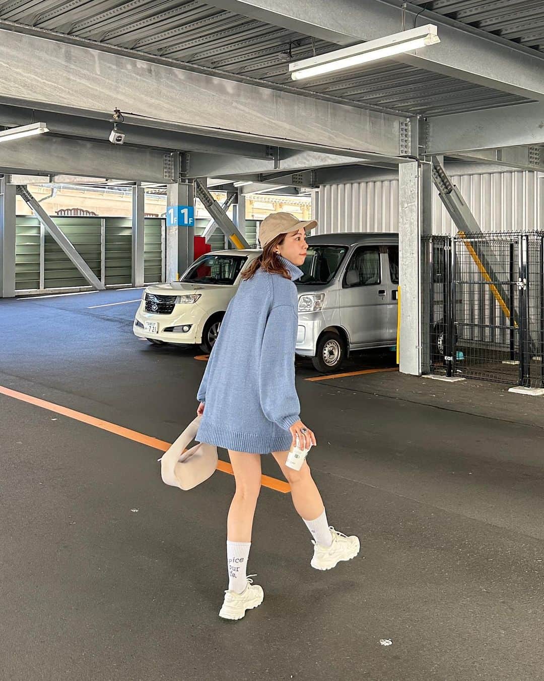 katomari. カトマリさんのインスタグラム写真 - (katomari. カトマリInstagram)「今年の大本命ニット🧶 ついに解禁〜👏🏻👏🏻👏🏻  これは一目見た時から買うと決めていた、、🥹  シルエット・サイズ感・着心地すべて💮 スニーカー×ソックス合わせがとても気分でした👟  10/15(日) 0:00〜 ZOZOで先行予約開始です♡  #Kastane #Kastane_knit #Kastane_2023aw  #秋コーデ #秋服コーデ #トレンドコーデ  #ミディアムボブ #ミディアムヘア #ミディアムヘアアレンジ  #高身長コーデ #高身長女子 #骨格ナチュラル  #カスタネ #ニットコーデ #ハイネックニット  #ハーフジップ #キャップコーデ #ハーフジップコーデ #ソックスコーデ  #ナイキスニーカー #ナイキ女子 #ナイキコーデ  #白スニーカー #キャップ女子 #niketc7900」10月12日 20時43分 - mari19k