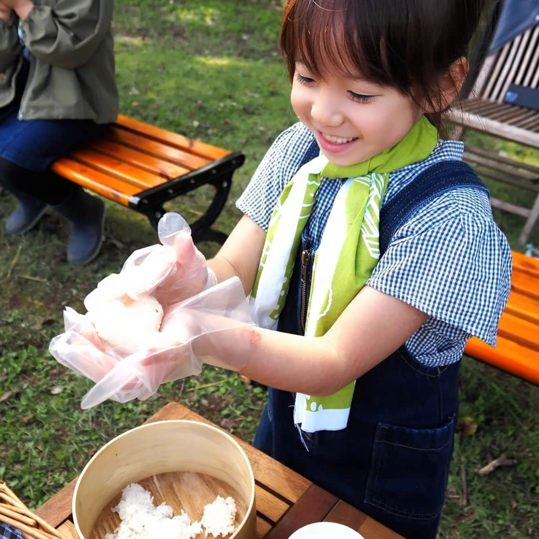 Kuboi Ayumiさんのインスタグラム写真 - (Kuboi AyumiInstagram)「【食育】お米の学校で稲刈り体験をしてみた！  星野リゾート　リゾナーレ那須に宿泊した翌日は、おいしい朝食をいただいたあと、お米の学校に参加してみました。 （＊初日のアクティビティやホテルでの過ごし方についてはひとつ前の投稿でご確認ください。）  お米の学校は施設内の田んぼで種まきから収穫、脱穀、精米作業までを体験できるのですが、私は「稲刈り」体験をしてきました。  まずはお米についてのお勉強。 クイズ形式で楽しく学んだあとは、稲刈りをします。 長靴と軍手は合うサイズのものを貸してくれるので、動きやすい服装で参加すればOK。 手ぬぐいもいただいたので、みんな首や頭にまいて、稲刈りを。  ５歳の娘も最初はドキドキでしたが、最後は誰よりも早くたくさん稲刈りをしていました。 稲刈りをしたあとはしばって、はぜ掛けまで。 稲を逆さまに吊るして干すことで、甘みや栄養分がお米までおりて、おいしくなるんだそう。  羽釜ごはんが炊きあがるまで、もみじや稲を使ってブーケを作ったり、虫取りをしたりもしました。  たくさん動いてつかれた後は羽釜で炊いたツヤツヤごはんをいただきます。 グループごとにおひつに入れてくれて、ビニール手袋やお塩、こんぶやのりなどもセットになっているので みんなでおにぎりを作りました。  朝食で満腹だったのに、おいしすぎてみんなおかわりしてお米を食べていましたよ。 「お米は最後のひと粒まで残しちゃいけない！」と次女が言っていたので、食育にもなったみたい。  最後に全員分のポン菓子もお土産にいただきました。 すべてのプログラム終了後は新米をおうちまで届けてくれるそうなので、今から楽しみです。  稲刈り体験だけでなく、お米について勉強できたり、羽釜炊きごはんでおにぎりが作れたり、お土産にオリジナル手ぬぐいやポン菓子がもらえて、新米のお届けまで！ こんな充実したアクティビティにびっくり！ 娘たちもとても楽しそうで、少しの時間でも成長を感じました。 また参加したいと思います。  ■星野リゾート　リゾナーレ那須（@risonarenasu）  〒325-0303 栃木県那須郡那須町高久乙道下2301 050-3134-8093  ＊イベントやアクティビティは季節や日によって変更になることもありますので、必ず公式ＨＰなどで確認をお願いいたします。  ○+●+○+●+○+●+○+●+○+●+○+●+○+●  @himekagami　←check♡  おうちごはん が楽しくなるお取り寄せグルメ や 簡単＆時短ごはん、育児情報など発信中！ 投稿が気に入ったら保存&フォローしていただけるとうれしいです。 いつもありがとうございます(^^)  ○+●+○+●+○+●+○+●+○+●+○+●+○+●  @hoshinoresorts.risonare @hoshinoresorts.official @mamano.wa  #リゾナーレ #hoshinoresorts #risonare #星野リゾート #リゾナーレ那須 #risonarenasu #お米の学校 #旅育 #ママノワ #PR #絶景 #子連れ旅行 #家族旅行 #稲刈り #食育 　　  #那須旅行」10月12日 20時43分 - himekagami