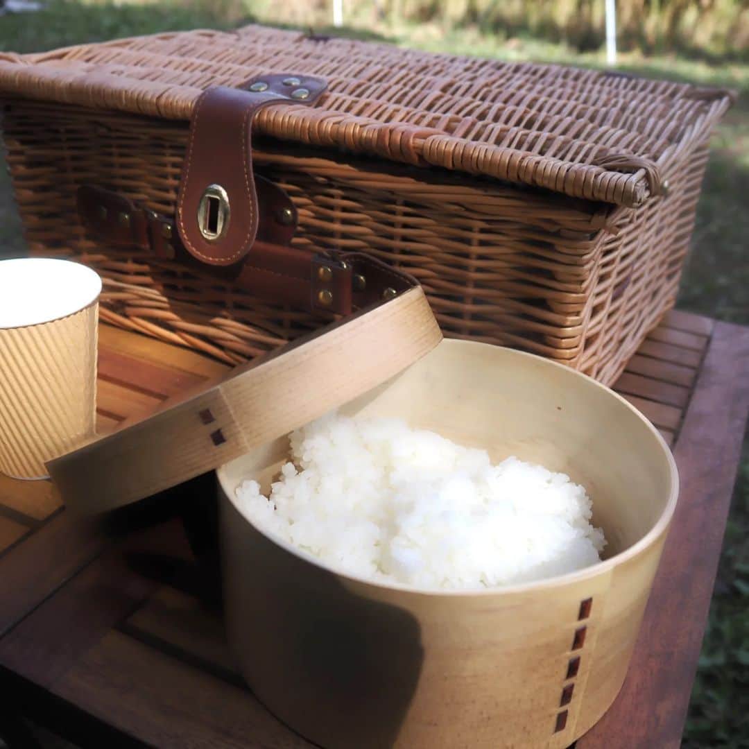 Kuboi Ayumiさんのインスタグラム写真 - (Kuboi AyumiInstagram)「【食育】お米の学校で稲刈り体験をしてみた！  星野リゾート　リゾナーレ那須に宿泊した翌日は、おいしい朝食をいただいたあと、お米の学校に参加してみました。 （＊初日のアクティビティやホテルでの過ごし方についてはひとつ前の投稿でご確認ください。）  お米の学校は施設内の田んぼで種まきから収穫、脱穀、精米作業までを体験できるのですが、私は「稲刈り」体験をしてきました。  まずはお米についてのお勉強。 クイズ形式で楽しく学んだあとは、稲刈りをします。 長靴と軍手は合うサイズのものを貸してくれるので、動きやすい服装で参加すればOK。 手ぬぐいもいただいたので、みんな首や頭にまいて、稲刈りを。  ５歳の娘も最初はドキドキでしたが、最後は誰よりも早くたくさん稲刈りをしていました。 稲刈りをしたあとはしばって、はぜ掛けまで。 稲を逆さまに吊るして干すことで、甘みや栄養分がお米までおりて、おいしくなるんだそう。  羽釜ごはんが炊きあがるまで、もみじや稲を使ってブーケを作ったり、虫取りをしたりもしました。  たくさん動いてつかれた後は羽釜で炊いたツヤツヤごはんをいただきます。 グループごとにおひつに入れてくれて、ビニール手袋やお塩、こんぶやのりなどもセットになっているので みんなでおにぎりを作りました。  朝食で満腹だったのに、おいしすぎてみんなおかわりしてお米を食べていましたよ。 「お米は最後のひと粒まで残しちゃいけない！」と次女が言っていたので、食育にもなったみたい。  最後に全員分のポン菓子もお土産にいただきました。 すべてのプログラム終了後は新米をおうちまで届けてくれるそうなので、今から楽しみです。  稲刈り体験だけでなく、お米について勉強できたり、羽釜炊きごはんでおにぎりが作れたり、お土産にオリジナル手ぬぐいやポン菓子がもらえて、新米のお届けまで！ こんな充実したアクティビティにびっくり！ 娘たちもとても楽しそうで、少しの時間でも成長を感じました。 また参加したいと思います。  ■星野リゾート　リゾナーレ那須（@risonarenasu）  〒325-0303 栃木県那須郡那須町高久乙道下2301 050-3134-8093  ＊イベントやアクティビティは季節や日によって変更になることもありますので、必ず公式ＨＰなどで確認をお願いいたします。  ○+●+○+●+○+●+○+●+○+●+○+●+○+●  @himekagami　←check♡  おうちごはん が楽しくなるお取り寄せグルメ や 簡単＆時短ごはん、育児情報など発信中！ 投稿が気に入ったら保存&フォローしていただけるとうれしいです。 いつもありがとうございます(^^)  ○+●+○+●+○+●+○+●+○+●+○+●+○+●  @hoshinoresorts.risonare @hoshinoresorts.official @mamano.wa  #リゾナーレ #hoshinoresorts #risonare #星野リゾート #リゾナーレ那須 #risonarenasu #お米の学校 #旅育 #ママノワ #PR #絶景 #子連れ旅行 #家族旅行 #稲刈り #食育 　　  #那須旅行」10月12日 20時43分 - himekagami