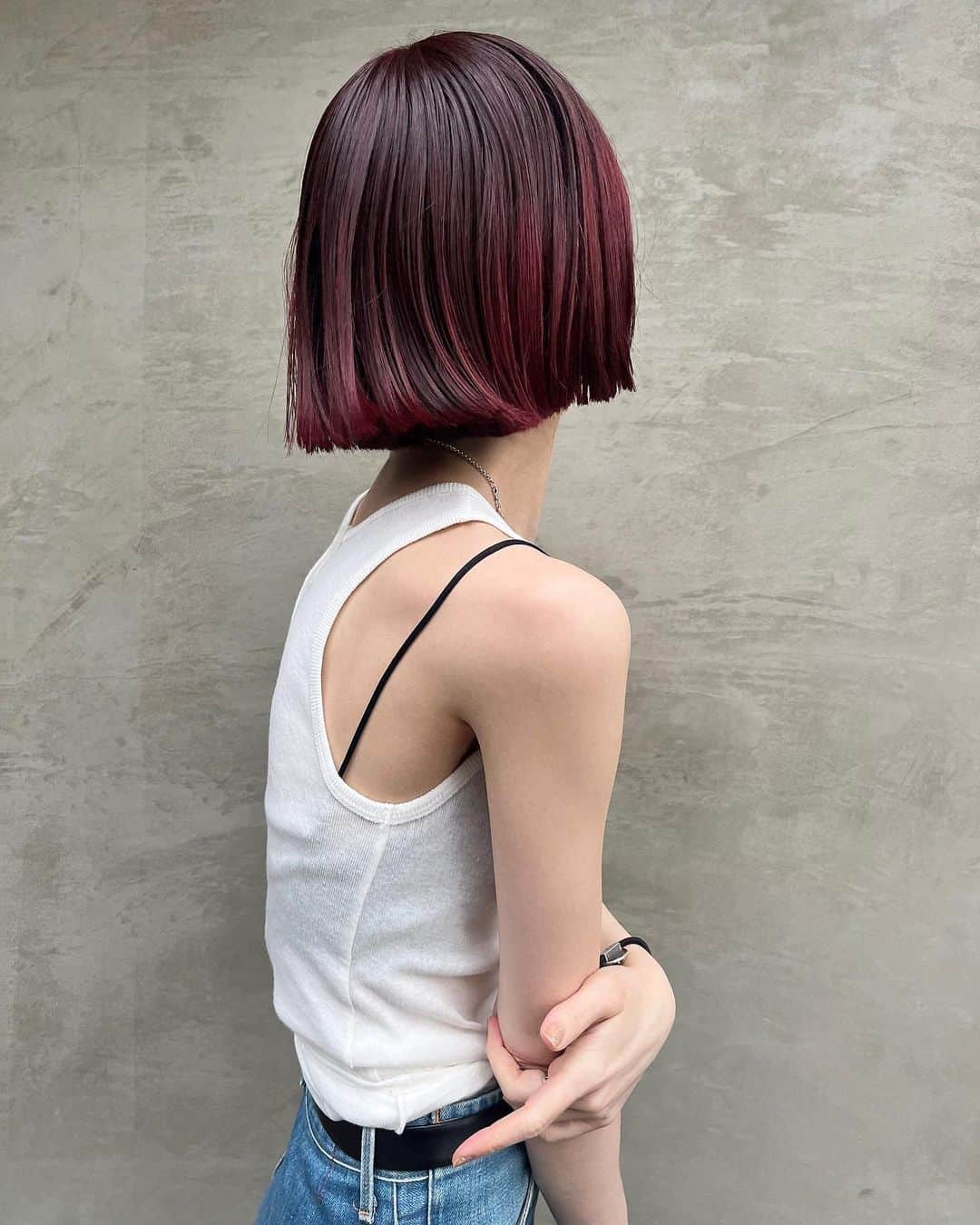 おかもとあきのインスタグラム：「new hair🍒私の1番好きな色にしてもらった！どこから見てもきれいなボブライン  #minibob #nhoolywood #levisvintageclothing」