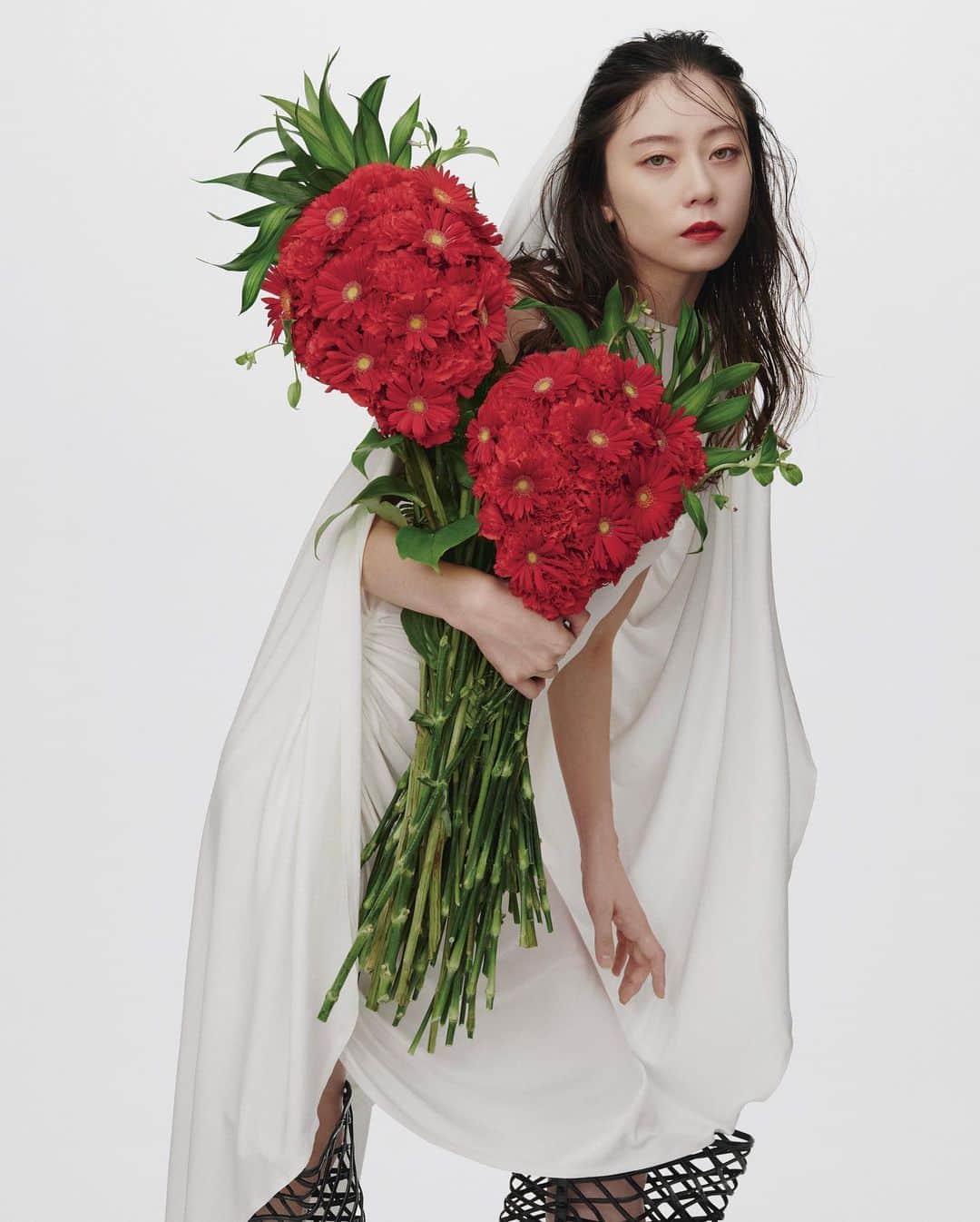 吉田ユニのインスタグラム：「#装苑 #連載 PLAY A SENSATION vol.54 GUEST  #SUMIRE  🍓🍓🍓🍓🍓🍓🍓🍓🍓 #soen #11月号 #9月28日発売  #flower #strawberry #花束 #いちご」