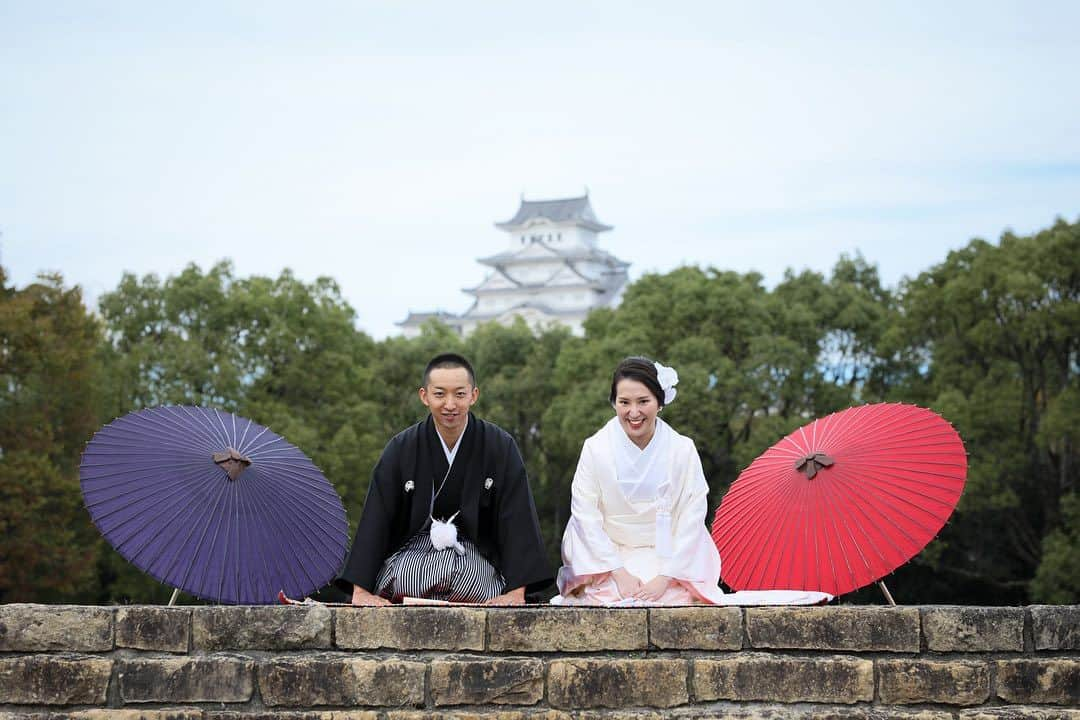 ホテルモントレ姫路ウェディングのインスタグラム：「・ @hotelmontereyhimeji.wedding ・ 過ごしやすい季節に 前撮りはいかがでしょうか🍁 紅葉時期のロケーション前撮りおすすめです🎑 少しでも気になられた方いらっしゃいましたら お気軽にお問い合わせくださいませ🌱✨  ・ -----------------------. ホテルモントレ姫路** ➭世界遺産・姫路城を一望できる 絶景のスカイチャペル☆* ・ ➭JR姫路駅直結の好立地⚐⚐ ・ 『あなたの大切な人も、大切にしたい』 **おふたりと全スタッフで創り上げる、最幸の一日 ・ 公式HPブライダルフェア予約は TOPのURLよりcheck☆* ☞@hotelmontereyhimeji.wedding -----------------------. ・  #プレ花嫁 #卒花嫁 #卒花  #結婚式 #結婚式準備  #結婚準備 #ウエディング #ウエディングレポ  #花嫁  #花嫁diy #挙式 #結婚式レポ #挙式レポ  #ウエディングドレス  #ホテルウェディング  #ウェディングフォト  #チャペル  #少人数婚  #和婚  #前撮り #家族婚  #姫路城  #プロポーズ #和装前撮り」