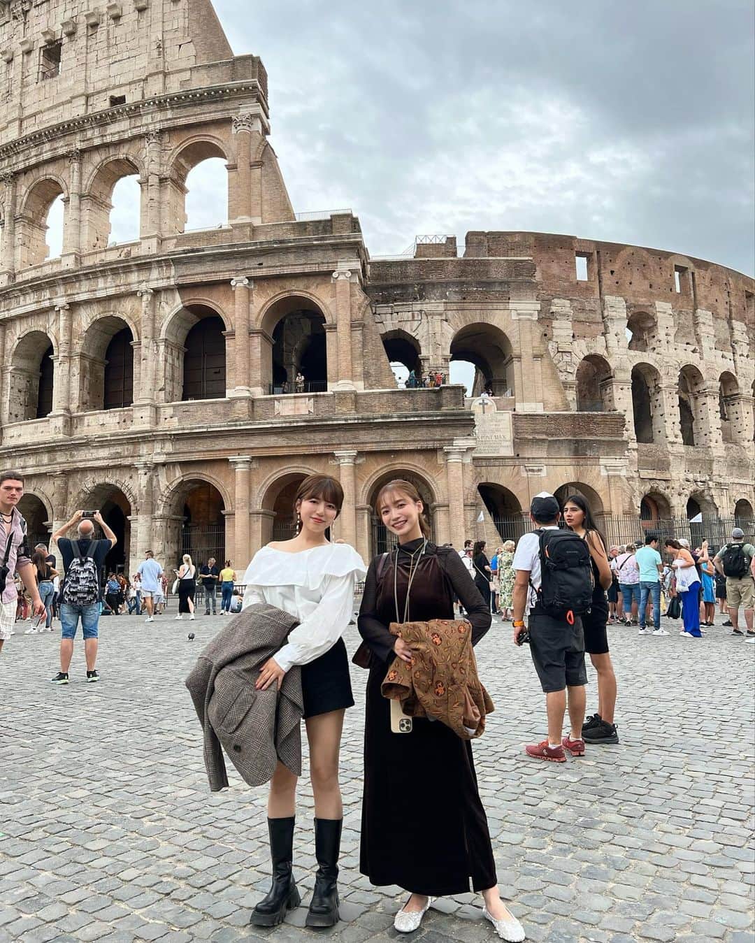 YUKIKOさんのインスタグラム写真 - (YUKIKOInstagram)「. ローマで行ったコロッセオ🇮🇹 イタリアの建造物は全て繊細で迫力があった✨ 街全体がアートみたいだったな👏🏻✨  #italia  #roma  #イタリア #ローマ #イタリア旅行 #コロッセオ #ヨーロッパ #ヨーロッパ旅行 #ヨーロッパ周遊」10月12日 20時47分 - 128yukinco