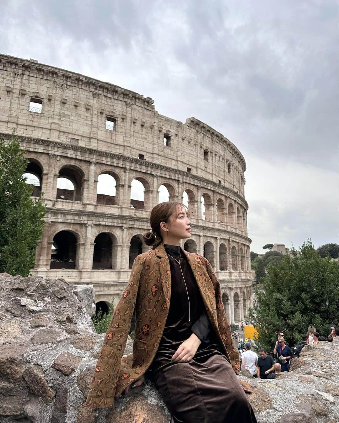 YUKIKOのインスタグラム：「. ローマで行ったコロッセオ🇮🇹 イタリアの建造物は全て繊細で迫力があった✨ 街全体がアートみたいだったな👏🏻✨  #italia  #roma  #イタリア #ローマ #イタリア旅行 #コロッセオ #ヨーロッパ #ヨーロッパ旅行 #ヨーロッパ周遊」