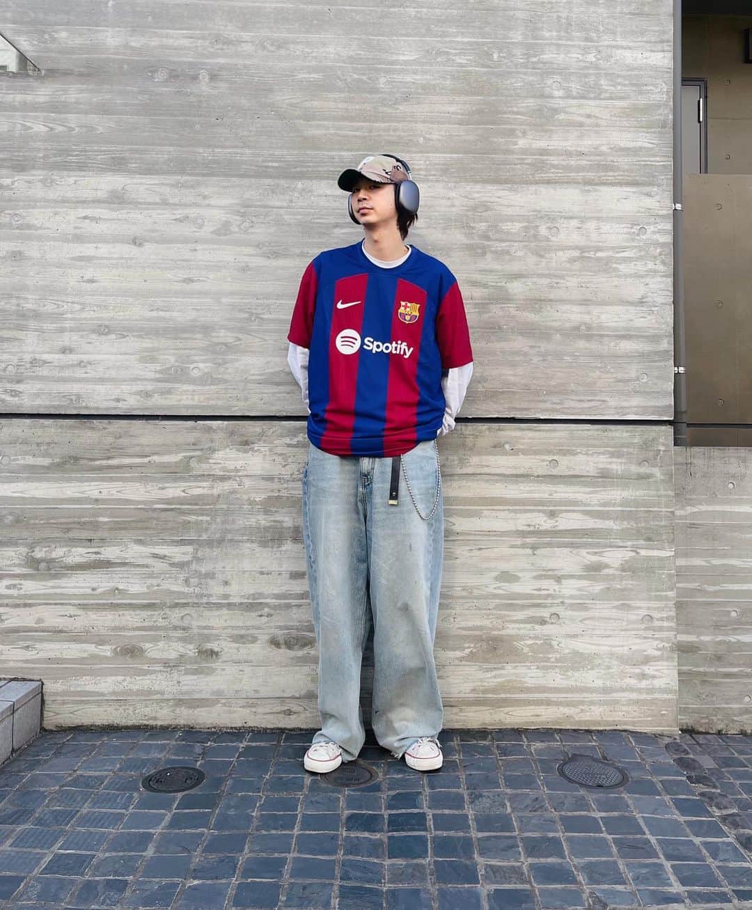 磯田 基徳のインスタグラム：「今日は　@fcbarcelona  pants @balenciaga  headphon @koichi_sat  最近は毎日フットボールシャツ🫶🏻」