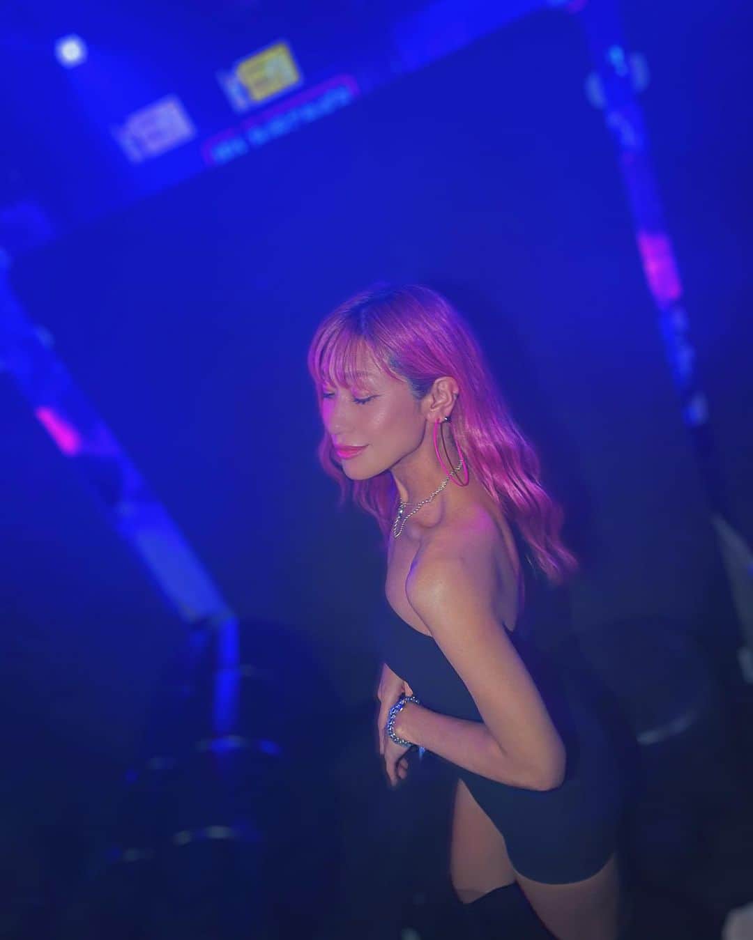 片桐舞子さんのインスタグラム写真 - (片桐舞子Instagram)「💙🩷  先日の三連休は、3日で5ステージでしたw 駆け抜けたーーー  大阪、徳島、神戸、新宿 お会いできた皆様、絡んでくれた皆様、ありがとうございました♡  Next Live…  ▼10.15 (日) 新宿ROTT  @kaede_lapin と2人での主催イベント めっちゃ久しぶりなMAY'S曲も歌うことになりそうです🫣  ▼10.21 (土) イオン上里 13:00〜/15:00〜 2回LIVE‼︎ 「Unlocking」購入でサイン会参加できます その他チェキやグッズ販売もある無料ライブ  ▼11.1 (水) ？？？ 近日発表  ▼11.18 (土) 逗子 Surfers  夏を引きずりたい、夏に帰りたい、海を観ながらやりますライブ  ▼11.25 (土) 渋谷 clubasia MAY'S LIVE 2023 -Unlocking- これに来てくれるみんなはガチのMAY'S crewです♡愛してます♡チケット発売中🎫 アフターパーティー計画中‼︎ 夜も予定空けておいてね‼︎  #mays#ピンクヘアー#実を言うとちょっとだけ見飽きてきた#まだ変えないけど」10月12日 20時50分 - mays_maiko