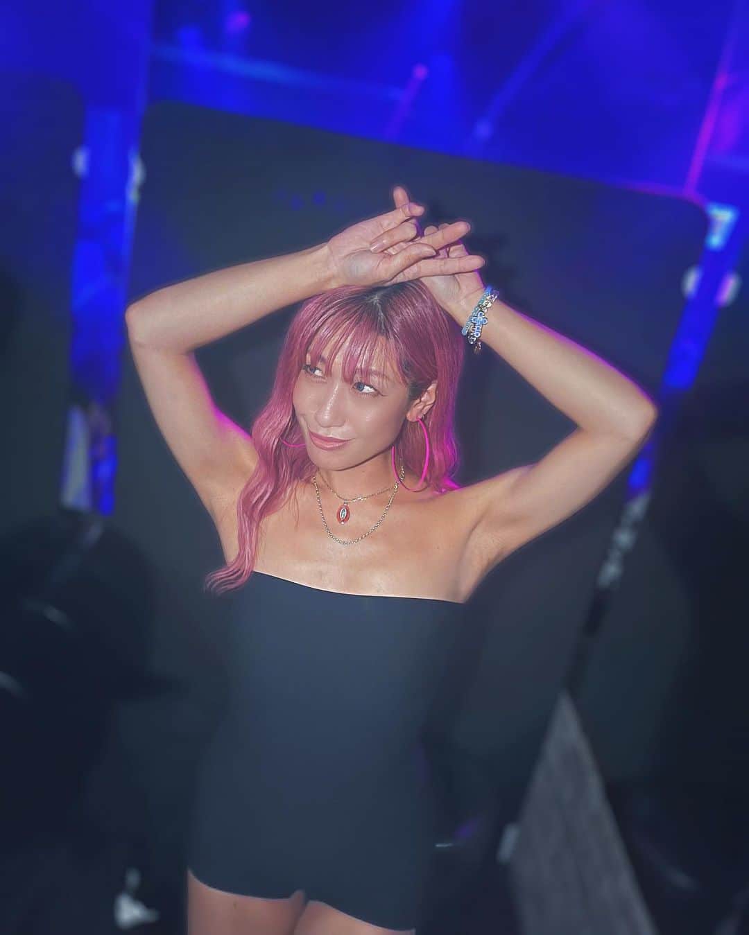 片桐舞子さんのインスタグラム写真 - (片桐舞子Instagram)「💙🩷  先日の三連休は、3日で5ステージでしたw 駆け抜けたーーー  大阪、徳島、神戸、新宿 お会いできた皆様、絡んでくれた皆様、ありがとうございました♡  Next Live…  ▼10.15 (日) 新宿ROTT  @kaede_lapin と2人での主催イベント めっちゃ久しぶりなMAY'S曲も歌うことになりそうです🫣  ▼10.21 (土) イオン上里 13:00〜/15:00〜 2回LIVE‼︎ 「Unlocking」購入でサイン会参加できます その他チェキやグッズ販売もある無料ライブ  ▼11.1 (水) ？？？ 近日発表  ▼11.18 (土) 逗子 Surfers  夏を引きずりたい、夏に帰りたい、海を観ながらやりますライブ  ▼11.25 (土) 渋谷 clubasia MAY'S LIVE 2023 -Unlocking- これに来てくれるみんなはガチのMAY'S crewです♡愛してます♡チケット発売中🎫 アフターパーティー計画中‼︎ 夜も予定空けておいてね‼︎  #mays#ピンクヘアー#実を言うとちょっとだけ見飽きてきた#まだ変えないけど」10月12日 20時50分 - mays_maiko