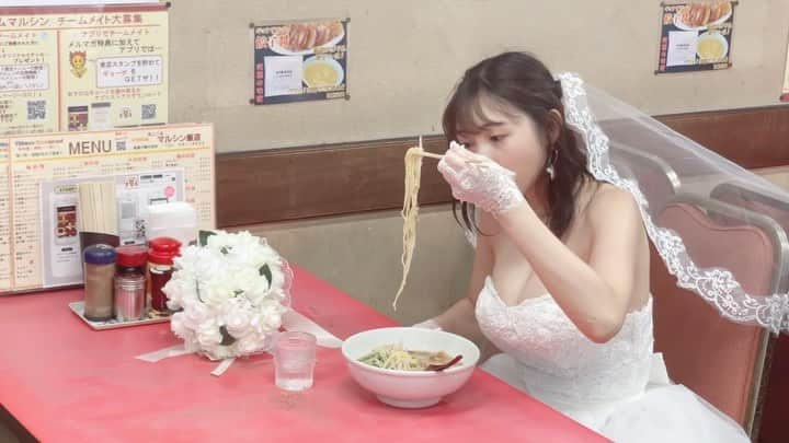 辻りりさのインスタグラム：「花嫁だってラーメン食べたい。 写真集の詳細はハイライトにURL載せてあります！」