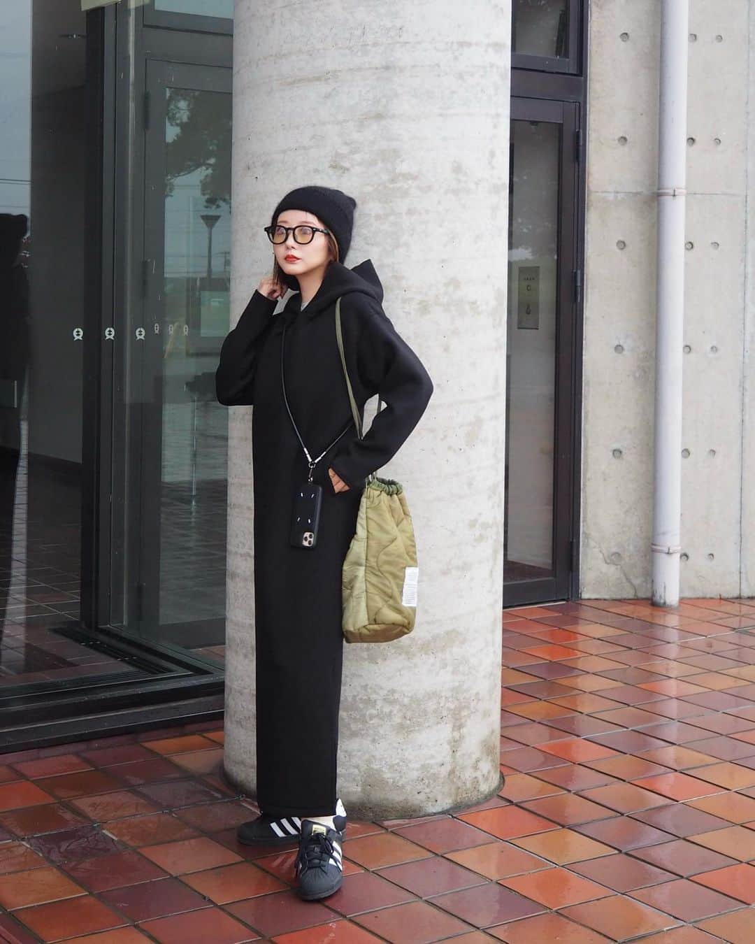 shino_430さんのインスタグラム写真 - (shino_430Instagram)「＿＿＿‪   @urs_official のボンディングフーディーワンピース☺︎  程良くフィット感のある女性らしいシルエットにシンプルな袖デザインで、大人っぽく着れます🤍 ハリ感のあるボンディング素材で綺麗なシルエットを保ってくれるのも◎  10％オフクーポンでてます🍇 期間：10/6(金)11:00～10/13(金) 10:59  #urs #ユアーズ #urs_styling #urs_official #タイアップ #ボンディングフーディーワンピース #大人コーデ」10月12日 20時50分 - shino_430