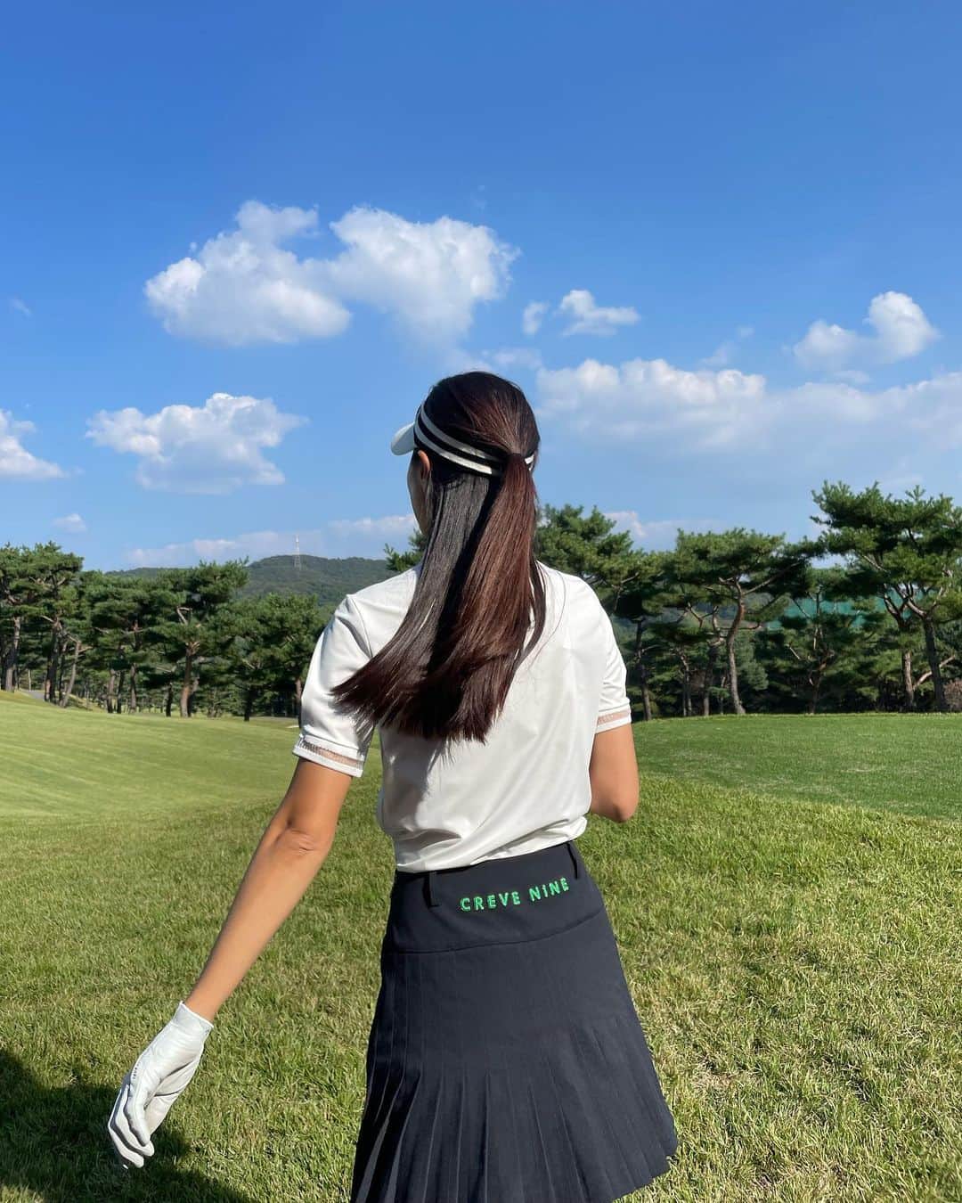 キム・ソンウンのインスタグラム：「와 첫 버디🦋 얼마나 떨리고 신중했게요!! ㅋㅋㅋ 영상 보니 너무 가까운 거리를  오도방정을 떨며 넣었네요🤣  스코어는 엉망이지만 그래도 버디했으니 만족할께요😅 낼부터 제대로 레슨시작!! (제발 작심삼일되지 않길~~) #썽골프」