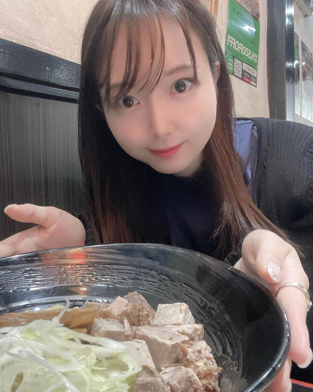 大崎菜々子のインスタグラム：「・ 古武士新宿6丁目店さんに行ってきました🍜  油そばは女性でも食べやすくて意外とカロリーが低くてヘルシーなんだって👀  私はチャーシュー油そばにしたよ🐷  盛モリのチャーシューで食べ応えあってめっちゃ美味しかった♡💪  みなさまもぜひ食べに行ってみてね(っ ॑꒳ ॑c)💗  PR @kobushitokyo #新宿三丁目グルメ #新宿三丁目ラーメン #東新宿グルメ #新宿ラーメン #新宿らーめん #新宿ランチ #新宿三丁目ランチ #新宿つけ麵」