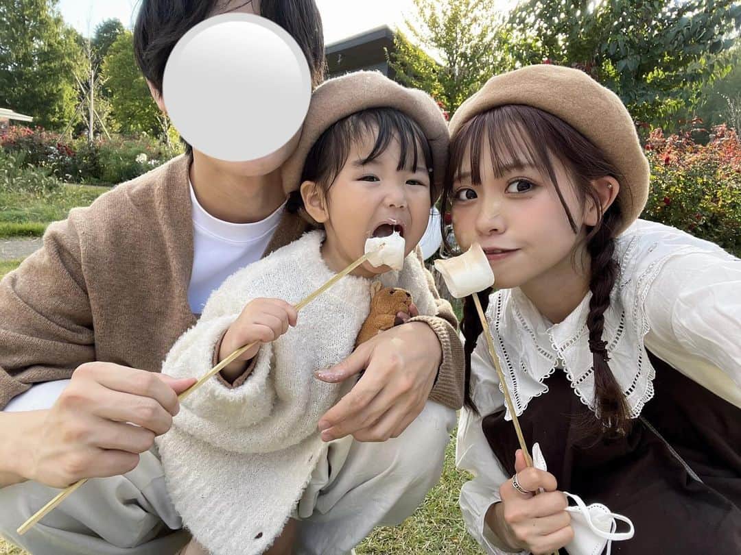 はやめいのインスタグラム：「. 3人でお出かけ 🐿🕯 ♡ 私はほくろ除去したばかりで 顔中テープでいっぱいですが … 笑  毎週の貴重なお休みを めいいっぱい私と娘っちに 使ってくれてありがとう 💭 🪄︎︎  今回もすーーごく楽しかった 🤭  最後の写真はむすめっちが はじめてフラワーパークに 行った時のものです ！ 実家の家族と行きました 🐰 まだ赤ちゃん👶🏻   #こども #こどものいる生活#シングルマザー#シンママ#シンママライフ#こどものいる暮らし#キッズ#ママスタグラム#２歳8ヶ月#むすめふく#プチプラコーデ#mamagirl#ママファッション#ママコーデ#親子服#親子コーデ#キッズコーデ#カップル#カップルコーデ」