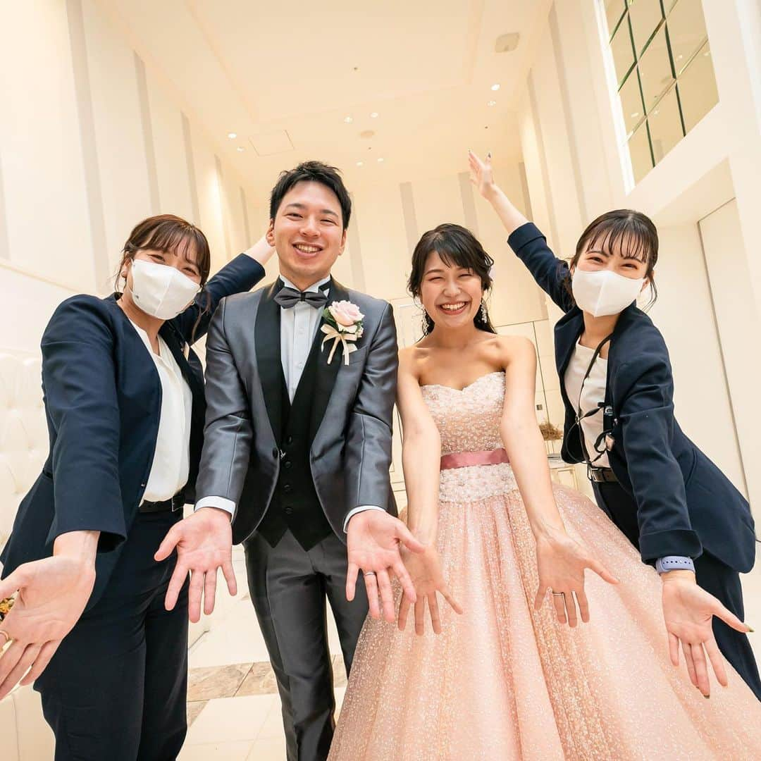 アルカンシエル南青山さんのインスタグラム写真 - (アルカンシエル南青山Instagram)「【Wedding Photo Wish Staff❁】 ・ アルカンシエル南青山にて結婚式を迎えられたお2人♡ ・ いつもニコニコ笑顔なおふたり🌸 おふたりらしさあふれる様々な演出は ゲストの皆様も笑顔いっぱいでした♡ ・ 打ち合わせの時もいつも笑顔いっぱいで 一緒に打ち合わせしてるだけで笑顔と 元気をいただきました😄 ・ 結びにおふたりと担当プランナーでお写真を撮らせていただきました📸 ・ この度はご結婚誠におめでとうございます！！♡  . .................................. 南青山で🌱光×水×緑🌿 を感じられる結婚式場🕊✴︎ . 『感謝を、式のまんなかに。』をテーマに 自然体で感謝が伝わる結婚式の事例を紹介💛 . 👇🏻をタップ🌈👣 @arcenciel.minamiaoyama ......................................  #カラードレス  #ピンクドレス  #スタッフ写真  #結婚式フォト  #ウエディングフォト  #オリジナルフォト  #ウエディングレポート #ウエディングレポ #アルカンシエル #アルカンシエル南青山 #アルカン花嫁 #東京花嫁 #東京プレ花嫁 #東京ウェディング #東京結婚式 #表参道花嫁 #表参道プレ花嫁 #表参道ウェディング #表参道結婚式 #ナチュラルウェディング #日本中のプレ花嫁さんと繋がりたい #感謝を式のまんなかに #2023秋婚 #2023冬婚 #2024春婚 #2024夏婚」10月12日 21時03分 - arcenciel.minamiaoyama