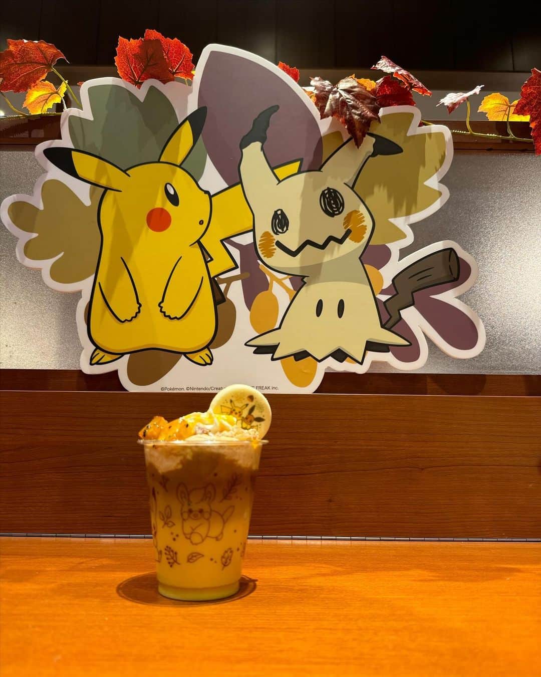 FashionDreamer Dのインスタグラム：「Pokémon x PRONTO 🍁☕️⋆͛*ﾟ Collaboration cafe starts today in Japan.💨」