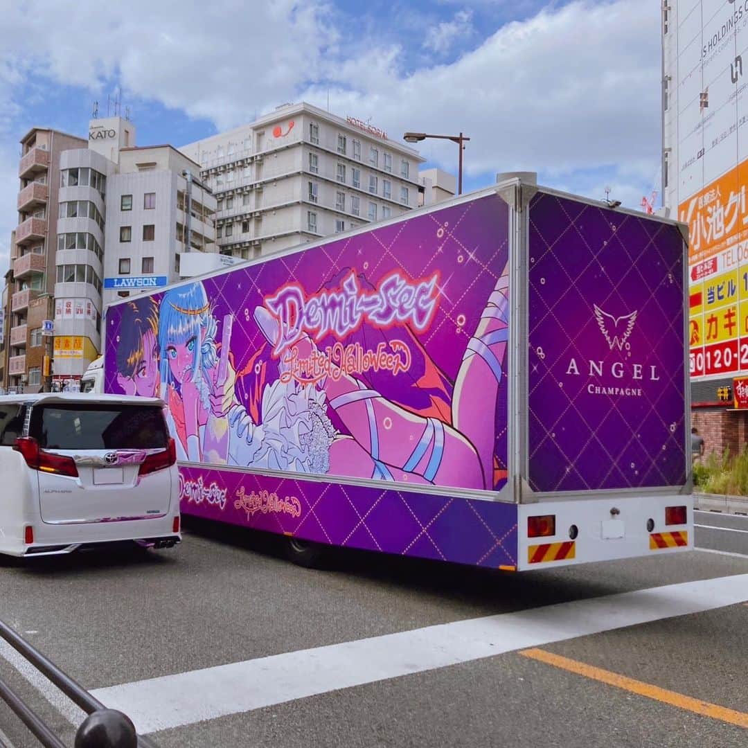 佐藤なつみさんのインスタグラム写真 - (佐藤なつみInstagram)「💜ANGEL CHAMPAGNE💜 NV Demi Sec Limited Halloween🍾🎃🧛‍♂️  ANGEL CHAMPAGNE様( @angel_champagne_japan )の新商品のアドトラック(トラック公告) のイラスト、 ロゴデザインをさせて頂きました✨  大阪で走っていた所を たまたま身内に撮ってもらいました…！ でかいです😳 皆さんの街でも見かけたら是非教えて下さい🤗♪  10月13日(金)18:00〜発売開始  #エモい #illustration #illustrator #90s #ハロウィン #女の子イラスト #ガールズイラスト #カップルイラスト #ハロウィンコスプレ  #イラストレーター #アドトラック #halloween #ロゴ」10月12日 21時03分 - peloringirl