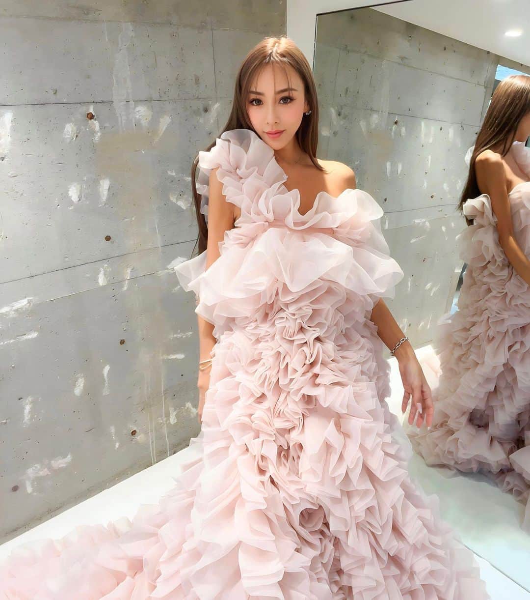 GENKINGのインスタグラム：「Cuteness overload🎀 @malco.official  可愛すぎるのよ🤤 可愛いものを着るとワクワクするし、いくつになっても私は好きなメイクとファッションで人生を楽しみながら歳を重ねるって決めてる✨ 来週の @beautyworldjapanofficial のトークショーの衣装も気合いを入れてる😂」