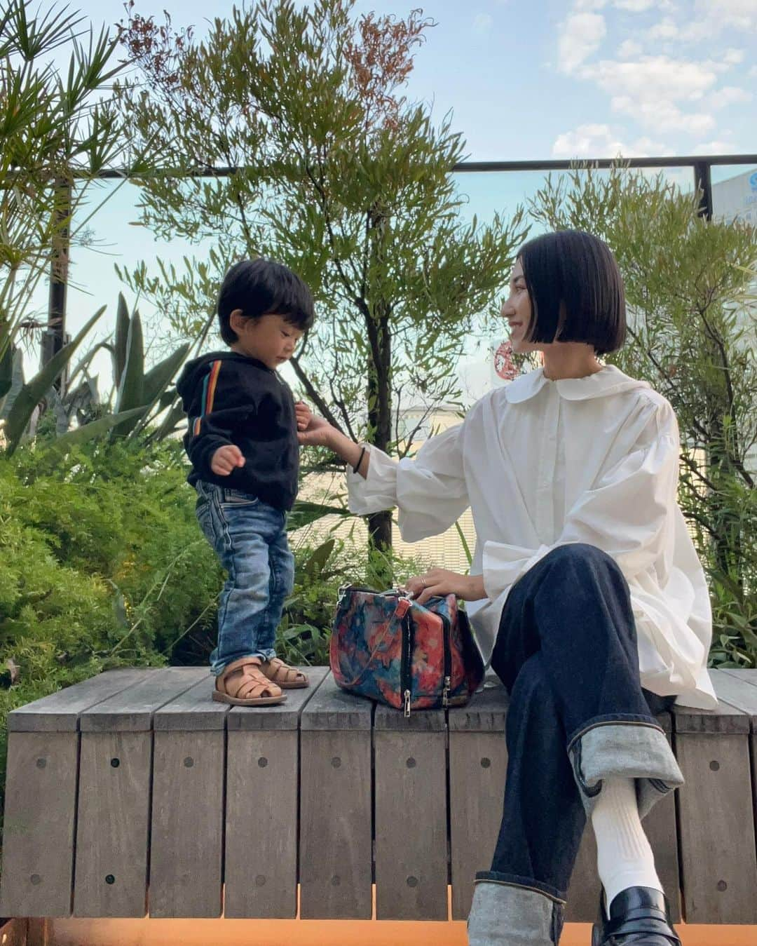 Ayaさんのインスタグラム写真 - (AyaInstagram)「大容量のおむつbag👜👶🏻 @fundamine_official  取り外し可能なショルダーつきです✨  オムツは10枚ほど入るくらい大容量 （私はいつも4.5枚くらい持ち歩いてるかな） 他に着替えやタオル、 お菓子なども入れれて保冷機能付き👏 あと、お尻拭き専用スペースも あってとっても使いやすい❤️ コストコのお尻拭きも入った〜🤣  花柄のお洒落なおむつバック気分上がるね😍  #PR#fundamine#ファンダマイン#オムツバック #おむつバック#大容量バッグ#男の子ママ#出産準備」10月12日 20時56分 - aya__fit