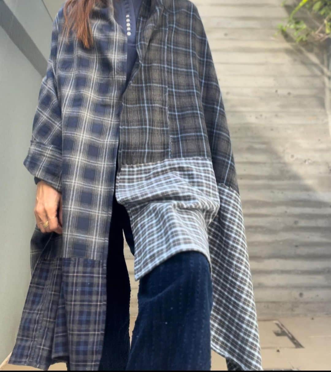 Megのインスタグラム：「自分が欲しかったから作ったネルのビッグストール  屋外は寒いけど屋内は暑いくらい そんな中で重いコートはいらないし ましてやダウンはちょっと違う そういう人私だけではないはず  肩から羽織ったり首に巻いたり 巻きスカートみたいにしたり 畳んでも軽いし持ち運びが苦じゃない  パッチワークなのて1枚ずつ微妙に柄の出方が違います たくさん作れなかったけど良かったら見にきてくださいね  .......................................  Rethink Life Market 京都藤井大丸屋上 雨天決行(荒天中止)  紙袋は有料となりますので マイバッグをご持参ください  10/14(sat)-15(sun) 10:30AM-5:00PM」