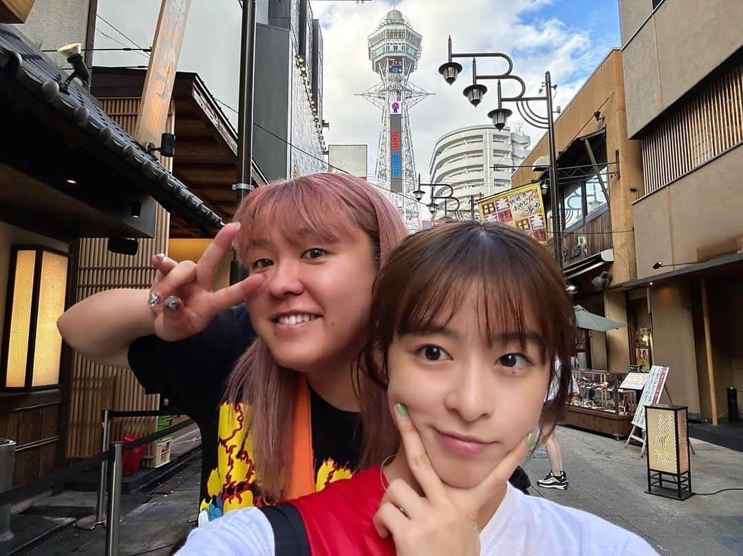 ぺえさんのインスタグラム写真 - (ぺえInstagram)「修学旅行ぶりに清水寺に行き のんびりお地蔵さんに話を聞いてもらって 今度は千本鳥居のある伏見稲荷で 森七菜は大大吉を引き 私は、吉凶合交末吉という 凶より恐ろしいおみくじを引き  とにかく私は縁結びのおまもりは全て買い  夜の鴨川に座って完璧な温度の 秋の風を浴びながら お互いの本当を語り合ったあの時間が とてつもなく心地よくて こういう時間のために私は生きているのかもしれないと思った  心を許した人間と お互いの本当を話す時間が幸せだ  大阪の新世界で射的をして のんびり動物園を回り 道頓堀で胃袋の限界までしっかり食べた… と思っていたら  最後の最後にラーメンが食べたいと 森、衝撃発言  ラーメンもしっかりと食べ限界を突破  新幹線で爆睡して帰る  完璧だ」10月12日 20時59分 - peey