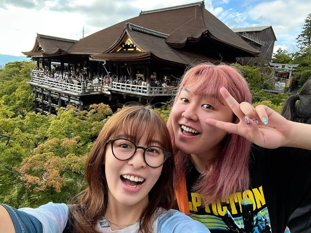 ぺえのインスタグラム：「修学旅行ぶりに清水寺に行き のんびりお地蔵さんに話を聞いてもらって 今度は千本鳥居のある伏見稲荷で 森七菜は大大吉を引き 私は、吉凶合交末吉という 凶より恐ろしいおみくじを引き  とにかく私は縁結びのおまもりは全て買い  夜の鴨川に座って完璧な温度の 秋の風を浴びながら お互いの本当を語り合ったあの時間が とてつもなく心地よくて こういう時間のために私は生きているのかもしれないと思った  心を許した人間と お互いの本当を話す時間が幸せだ  大阪の新世界で射的をして のんびり動物園を回り 道頓堀で胃袋の限界までしっかり食べた… と思っていたら  最後の最後にラーメンが食べたいと 森、衝撃発言  ラーメンもしっかりと食べ限界を突破  新幹線で爆睡して帰る  完璧だ」