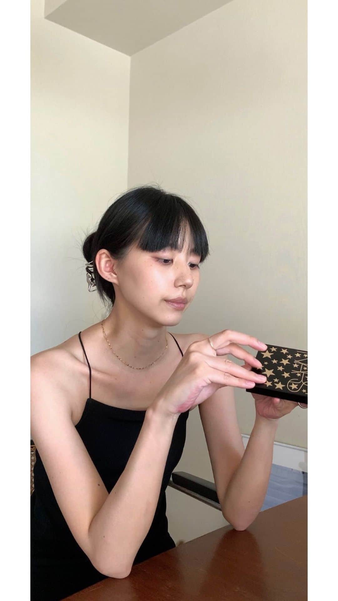 Shiho Sasakiのインスタグラム：「休日。ゆったり準備📸  product ・アンインヒビテッド アイシャドーパレット Ｓ ・パワーマット リップスティック 116 @narscosmeticsjapan  ・THE MASCARA PRIMER　CURL FIXER 001 @addictionbeauty_official  ・オーセンティック オイル @davinesjapan   #grwm#grwmreel」