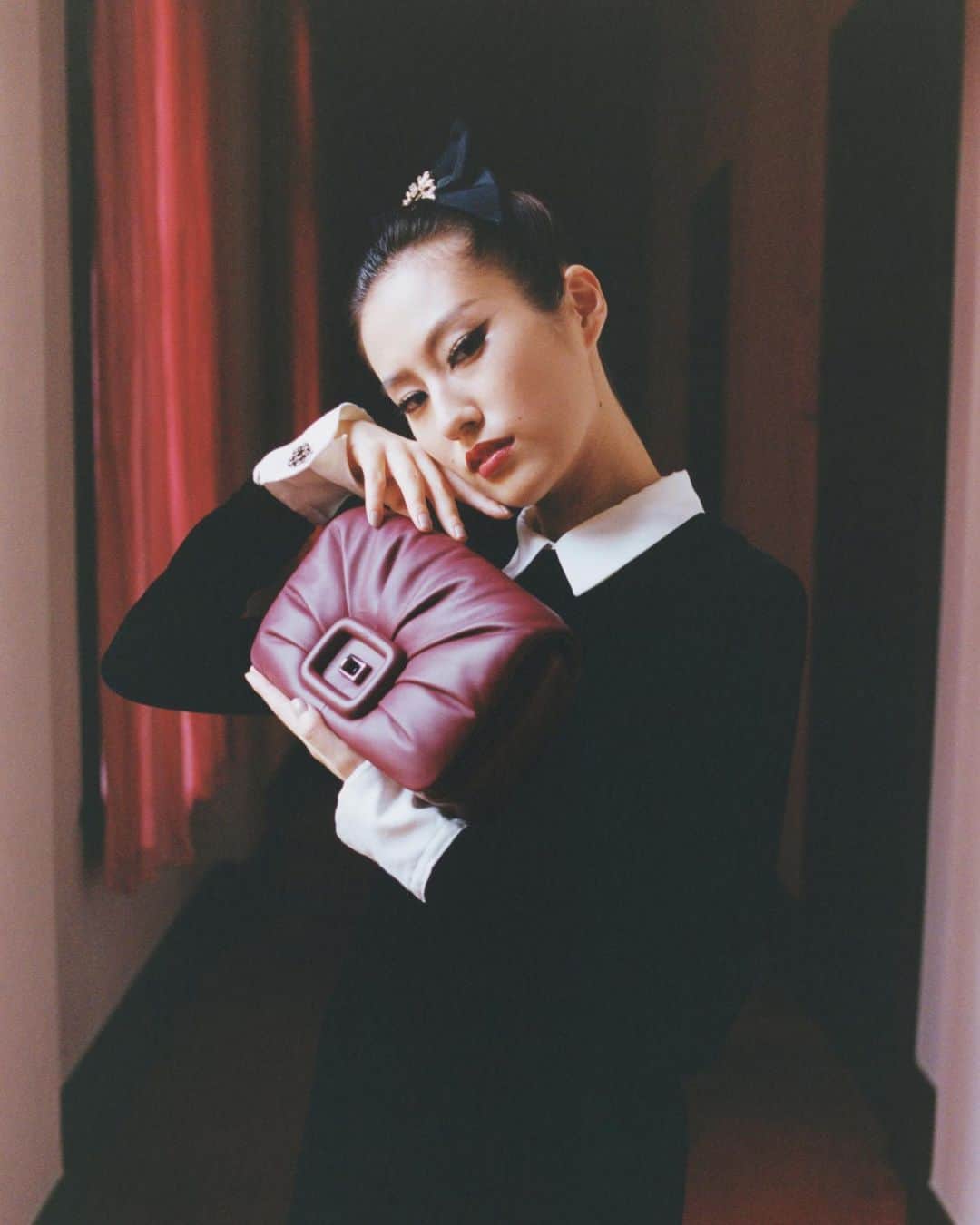 ロジェ・ヴィヴィエのインスタグラム：「Roger Vivier is delighted to present a unique short movie starring @yuri_tune , @syuichiro_naito and @Saki_Takaoka. Shot in Tokyo, featuring the “Viv Choc” bag from the Fall-Winter 2023/24 collection.   #VivChocBag #RogerVivier  #RogerVivierFW23 #GherardoFelloni」