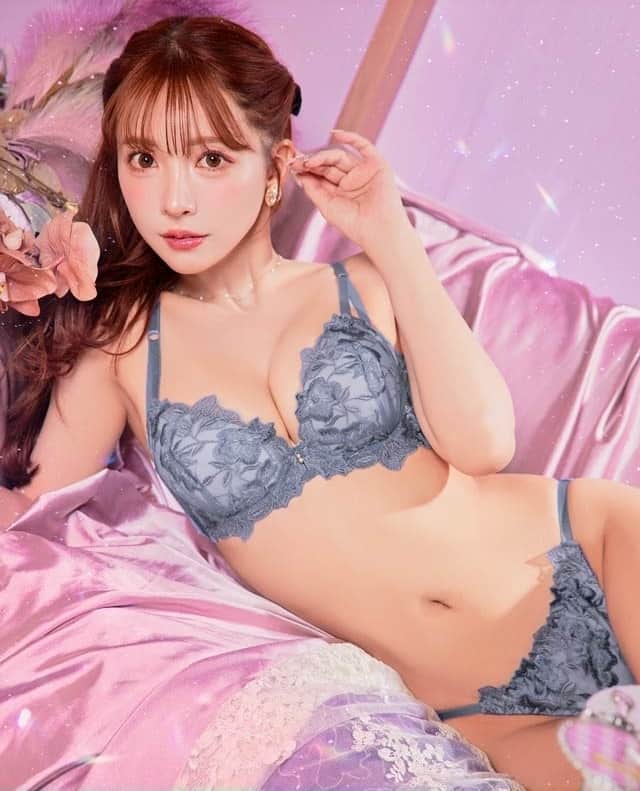 下着専門店DRWさんのインスタグラム写真 - (下着専門店DRWInstagram)「＼♥の絵文字を送ってね❣／⁠ 　⁠ 三上悠亜ちゃんが着る⁠ 上品な淡色ランジェリー🫶⁠ 　⁠ 「可愛い！」「欲しい！」と思ったら⁠ ぜひ♥の絵文字でリアクションしてね🙆‍♀️⁠ 　⁠ 👀このアイテムの詳細は⁠ プロフィール欄から今すぐCHECK！⁠ 　⁠ 　⁠ *ﾟ..:｡*ﾟ:.｡*ﾟ..:｡*ﾟ:.｡*ﾟ..:｡*ﾟ:.｡*ﾟ..:｡*ﾟ:*ﾟ..:｡*⁠ 「【#三上悠亜 着用】エレガンスフローラエンブロイダリー育乳脇高ブラジャー&フルバックショーツ」⁠ ⁠通常価格：￥1,628（税込）⁠ 🔍⁠kj53655⁠ *ﾟ..:｡*ﾟ:.｡*ﾟ..:｡*ﾟ:.｡*ﾟ..:｡*ﾟ:.｡*ﾟ..:｡*ﾟ:*ﾟ..:｡*⁠ 　⁠ 　⁠ ──────────────────────⁠ #drw #ブラジャー #プチプラ #下着⁠ #三上悠亜 #淡色 #淡色女子 #かわいい下着⁠ #大人かわいい #上品可愛い #オトナ女子⁠ #可愛くなりたい #デートコーデ #お泊り⁠ #プレゼントキャンペーン #モニター企画⁠ #懸賞 #モニターキャンペーン」10月12日 21時00分 - drw_official