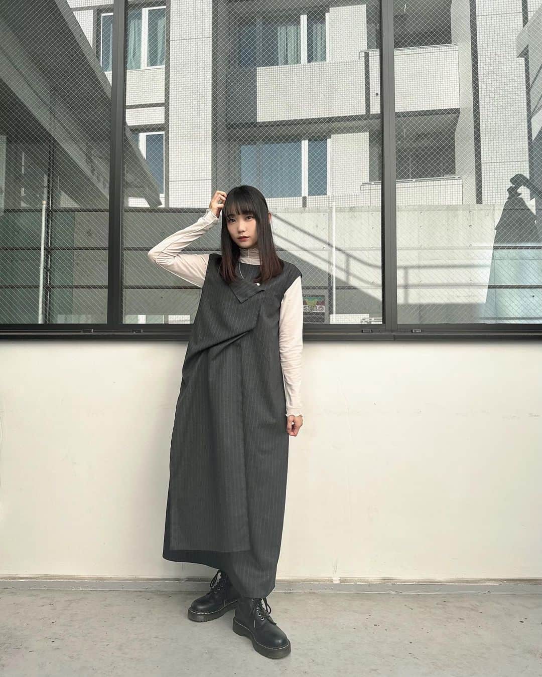 雪見みとさんのインスタグラム写真 - (雪見みとInstagram)「#ゆきみとコーデ  ちょっとしたオケージョンドレスとしても使えそうなワンピース👗  スーツみたいな生地感だけどくしゅっと遊びのあるデザインでかわいい🩶   #PR #verseau  #ヴェルソー  @andon_jionestore  @_verseauofficial_   気付いたら最近モノトーンコーデ多めになってたな。  急に寒くなったからかな、お腹壊しちゃって。まだ夏用の布団で寒かったからかな〜と思ってたら、ちょうど先日買った冬用の羽毛布団が届きました🪿  ダウンパワー高めのやつにしたら、もふっもふで軽くて暖かくて最高です🪽  本格的に寒くなったら朝布団から出るのに苦労しそうだ…」10月12日 21時00分 - yukimi_mito
