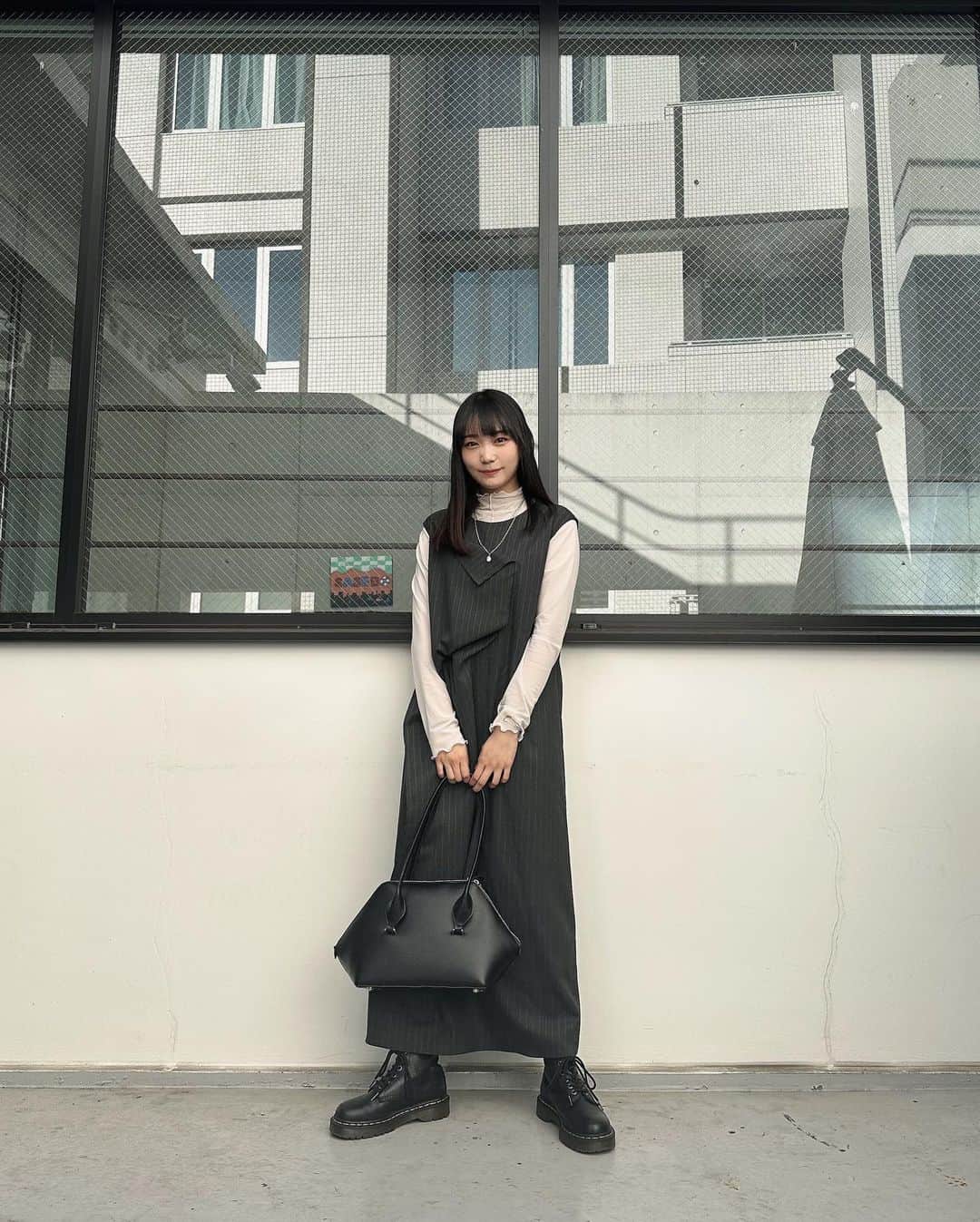雪見みとさんのインスタグラム写真 - (雪見みとInstagram)「#ゆきみとコーデ  ちょっとしたオケージョンドレスとしても使えそうなワンピース👗  スーツみたいな生地感だけどくしゅっと遊びのあるデザインでかわいい🩶   #PR #verseau  #ヴェルソー  @andon_jionestore  @_verseauofficial_   気付いたら最近モノトーンコーデ多めになってたな。  急に寒くなったからかな、お腹壊しちゃって。まだ夏用の布団で寒かったからかな〜と思ってたら、ちょうど先日買った冬用の羽毛布団が届きました🪿  ダウンパワー高めのやつにしたら、もふっもふで軽くて暖かくて最高です🪽  本格的に寒くなったら朝布団から出るのに苦労しそうだ…」10月12日 21時00分 - yukimi_mito