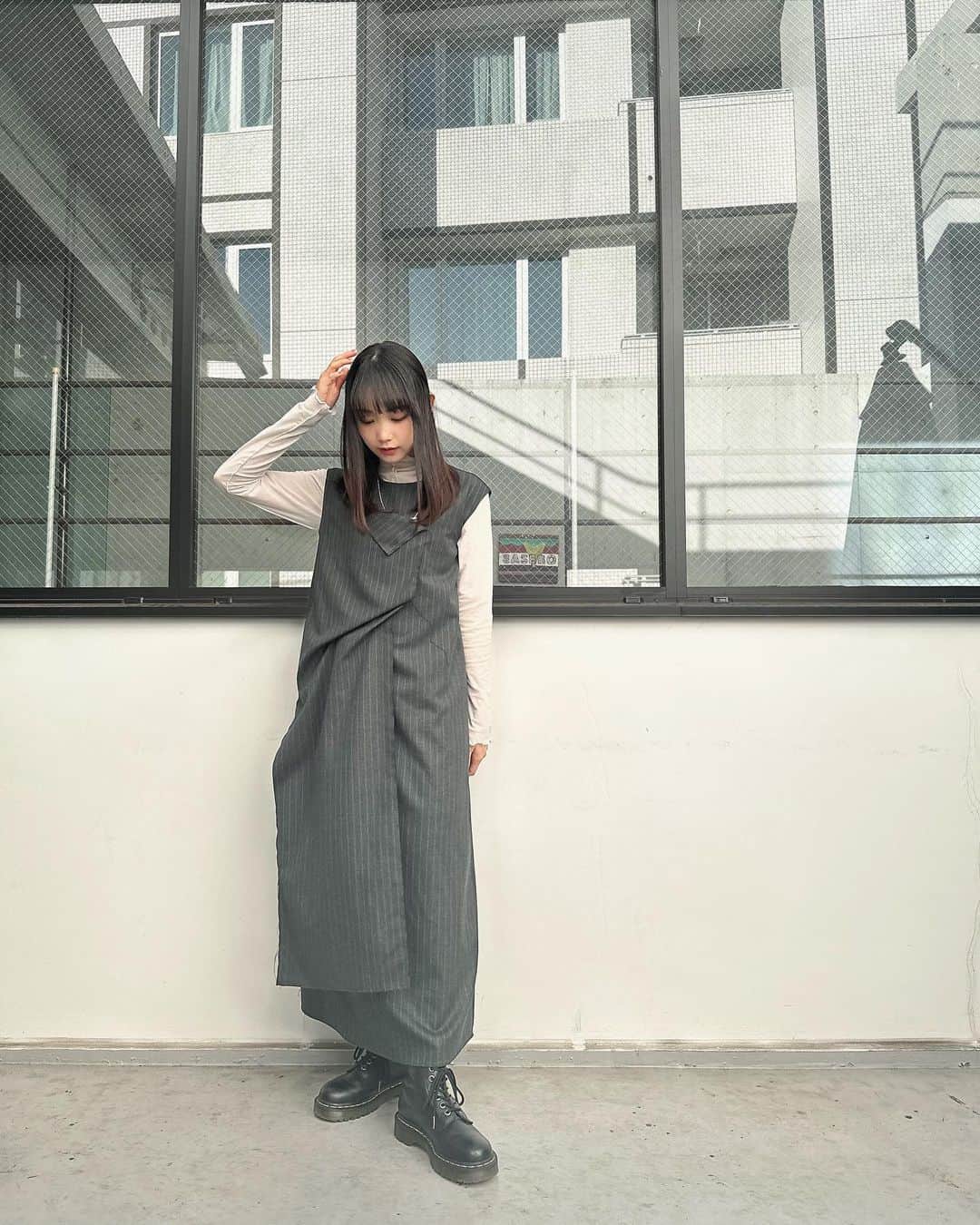 雪見みとさんのインスタグラム写真 - (雪見みとInstagram)「#ゆきみとコーデ  ちょっとしたオケージョンドレスとしても使えそうなワンピース👗  スーツみたいな生地感だけどくしゅっと遊びのあるデザインでかわいい🩶   #PR #verseau  #ヴェルソー  @andon_jionestore  @_verseauofficial_   気付いたら最近モノトーンコーデ多めになってたな。  急に寒くなったからかな、お腹壊しちゃって。まだ夏用の布団で寒かったからかな〜と思ってたら、ちょうど先日買った冬用の羽毛布団が届きました🪿  ダウンパワー高めのやつにしたら、もふっもふで軽くて暖かくて最高です🪽  本格的に寒くなったら朝布団から出るのに苦労しそうだ…」10月12日 21時00分 - yukimi_mito