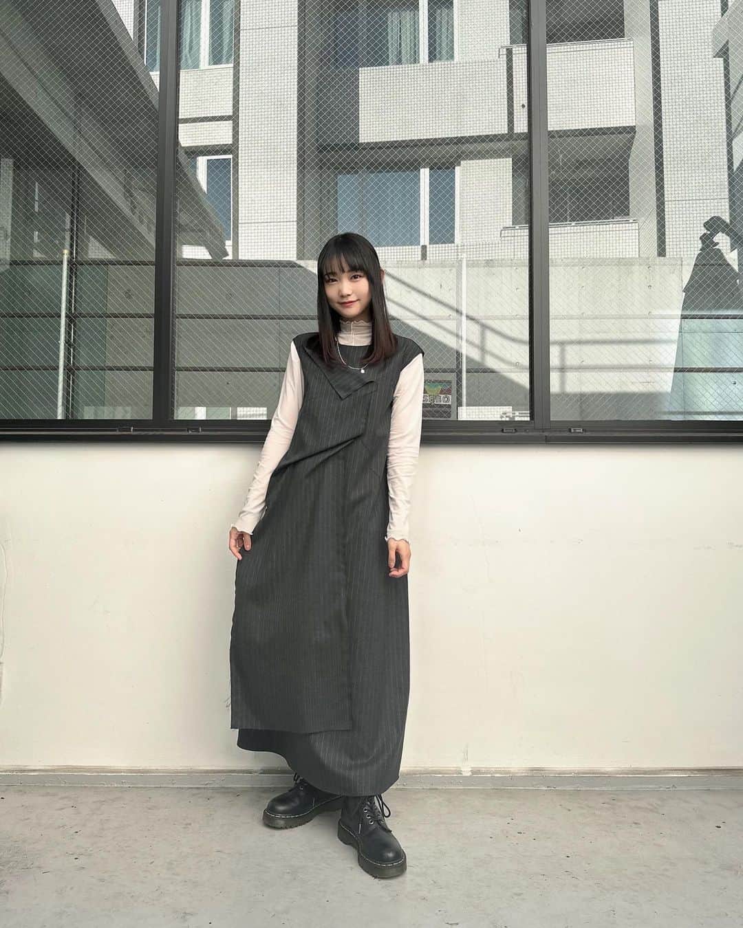 雪見みとさんのインスタグラム写真 - (雪見みとInstagram)「#ゆきみとコーデ  ちょっとしたオケージョンドレスとしても使えそうなワンピース👗  スーツみたいな生地感だけどくしゅっと遊びのあるデザインでかわいい🩶   #PR #verseau  #ヴェルソー  @andon_jionestore  @_verseauofficial_   気付いたら最近モノトーンコーデ多めになってたな。  急に寒くなったからかな、お腹壊しちゃって。まだ夏用の布団で寒かったからかな〜と思ってたら、ちょうど先日買った冬用の羽毛布団が届きました🪿  ダウンパワー高めのやつにしたら、もふっもふで軽くて暖かくて最高です🪽  本格的に寒くなったら朝布団から出るのに苦労しそうだ…」10月12日 21時00分 - yukimi_mito