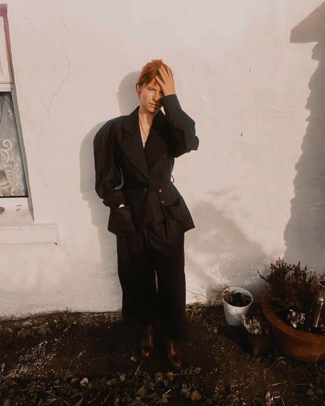 ヴィヴィアン・ウエストウッドさんのインスタグラム写真 - (ヴィヴィアン・ウエストウッドInstagram)「シネイド・オコナーにトリビュートを捧げるパフォーマンスにて、Andreas Kronthaler for Vivienne Westwoodのテーラードスーツを着用したアイルランドのアーティスト、ジェシー・バックリー。 このライブはRTÉ Oneによるテレビ番組「Culture Night - Live at Dún Lúiche」で放映されました。  Photographed by Declan Doherty  @rteone #JessieBuckley #AndreasKronthaler #VivienneWestwood #ヴィヴィアンウエストウッド」10月12日 21時01分 - viviennewestwoodjapan